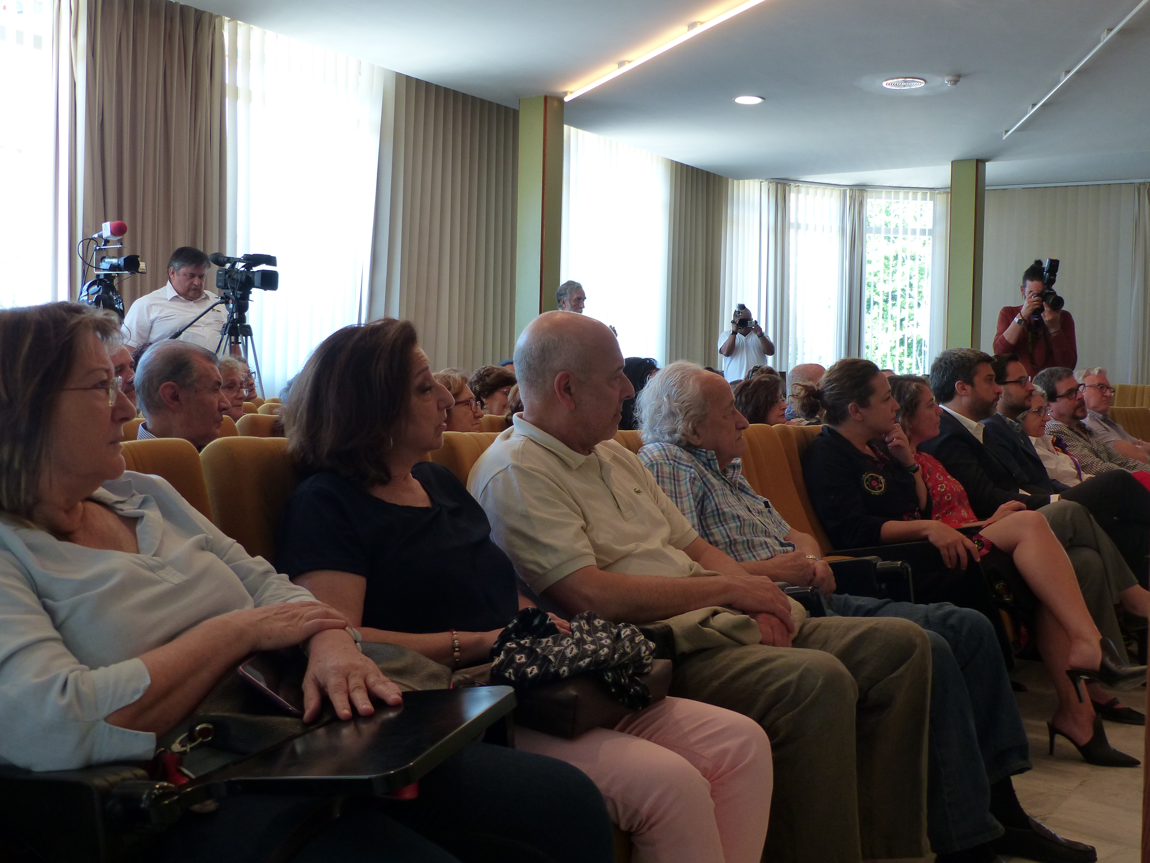 Almudena Grandes recibe el primer premio ‘Memoria Histórica de la Región de Murcia’ en la Asamblea