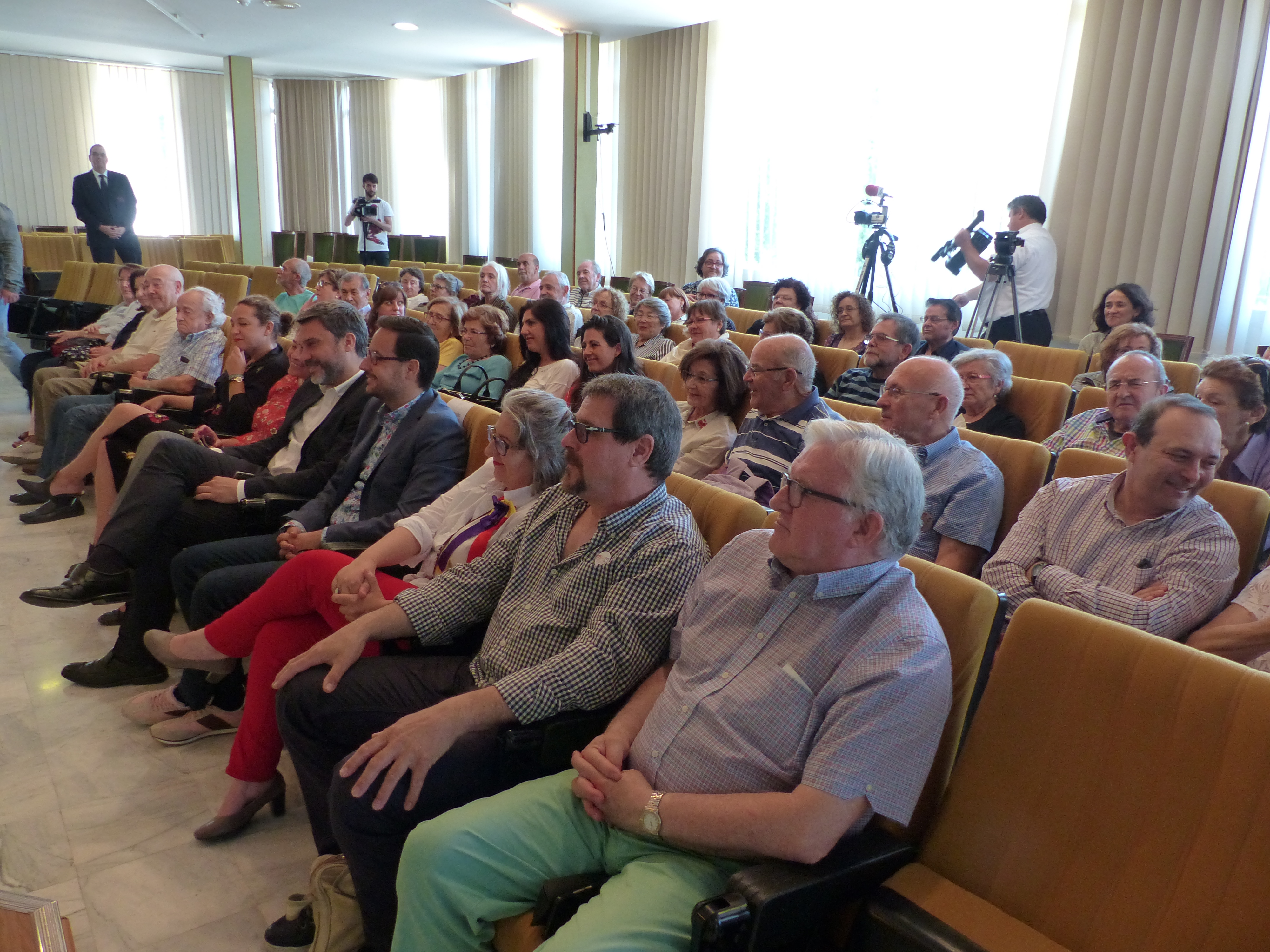 Almudena Grandes recibe el primer premio ‘Memoria Histórica de la Región de Murcia’ en la Asamblea