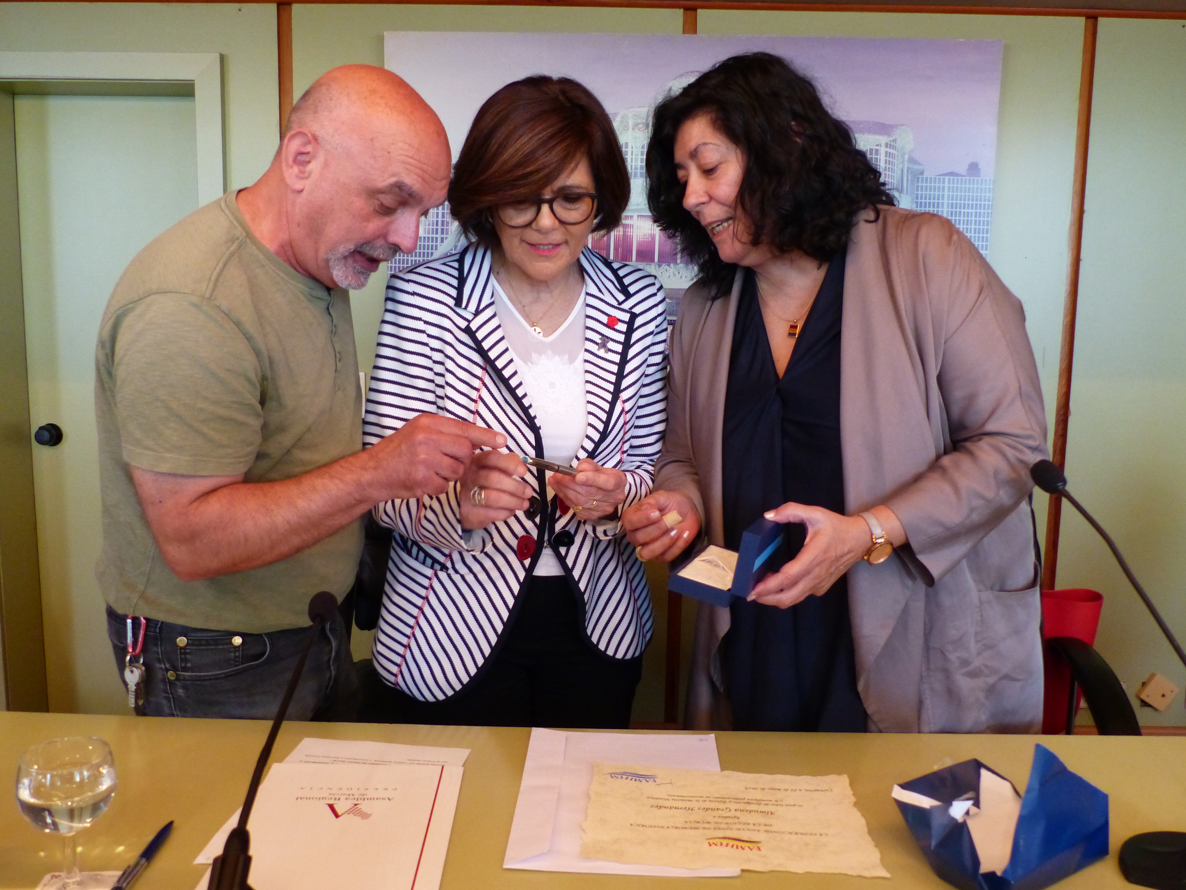 Almudena Grandes recibe el primer premio ‘Memoria Histórica de la Región de Murcia’ en la Asamblea