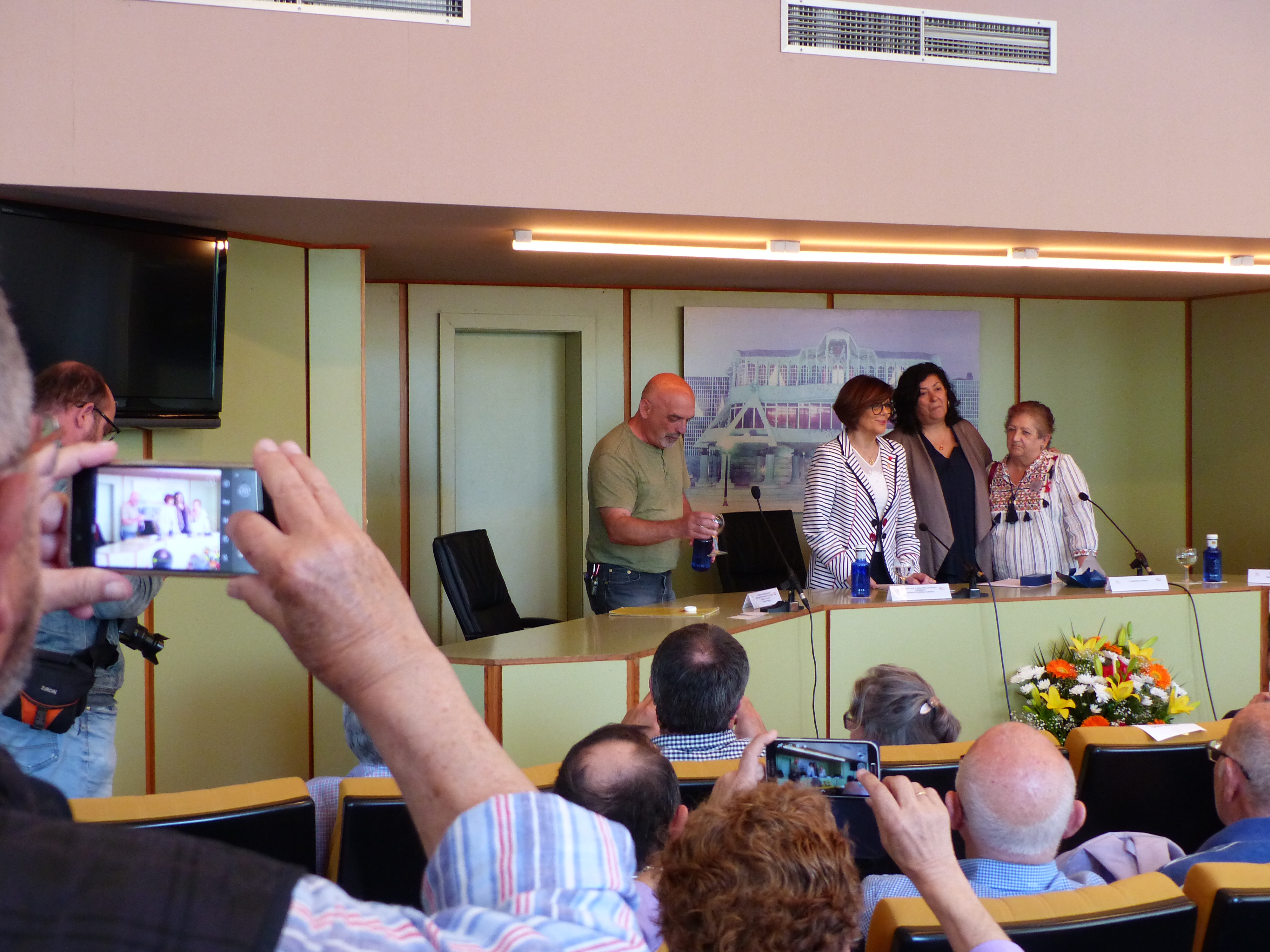 Almudena Grandes recibe el primer premio ‘Memoria Histórica de la Región de Murcia’ en la Asamblea