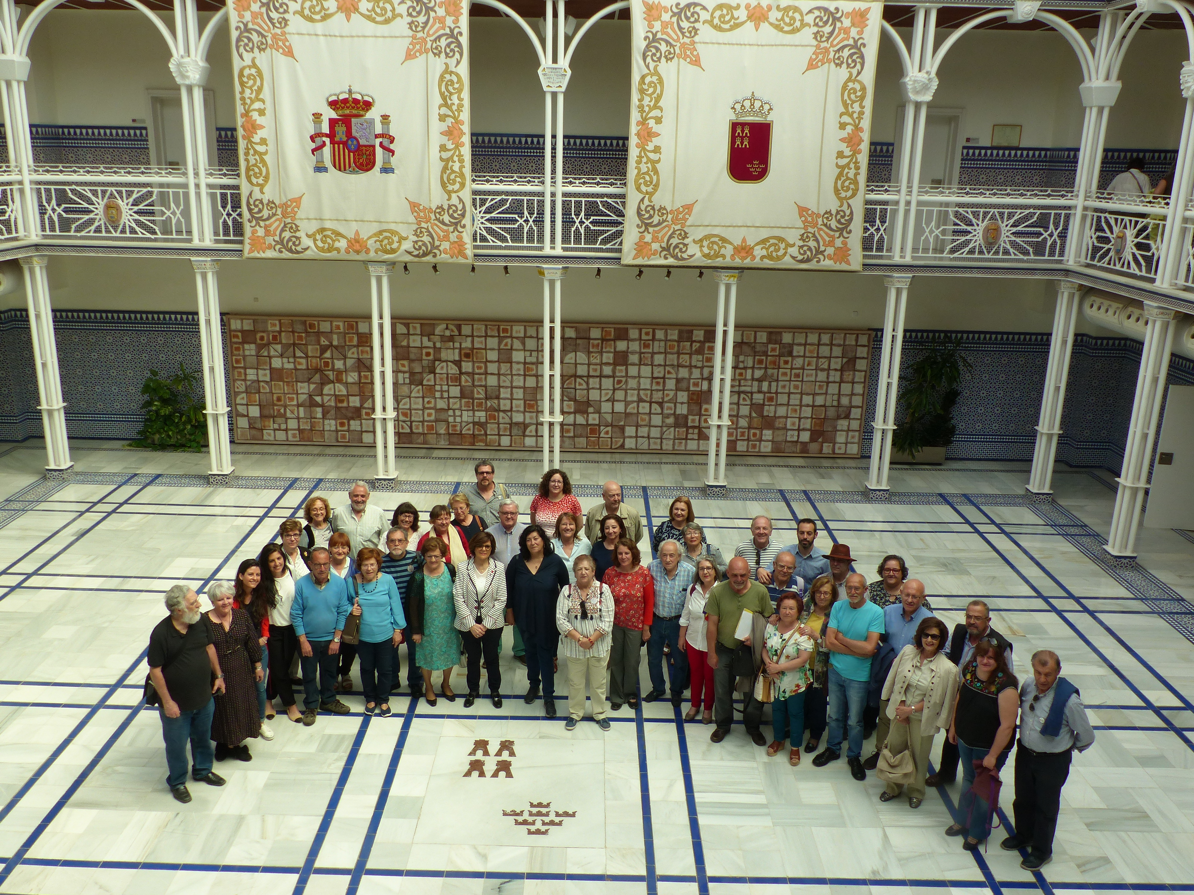 Almudena Grandes recibe el primer premio ‘Memoria Histórica de la Región de Murcia’ en la Asamblea