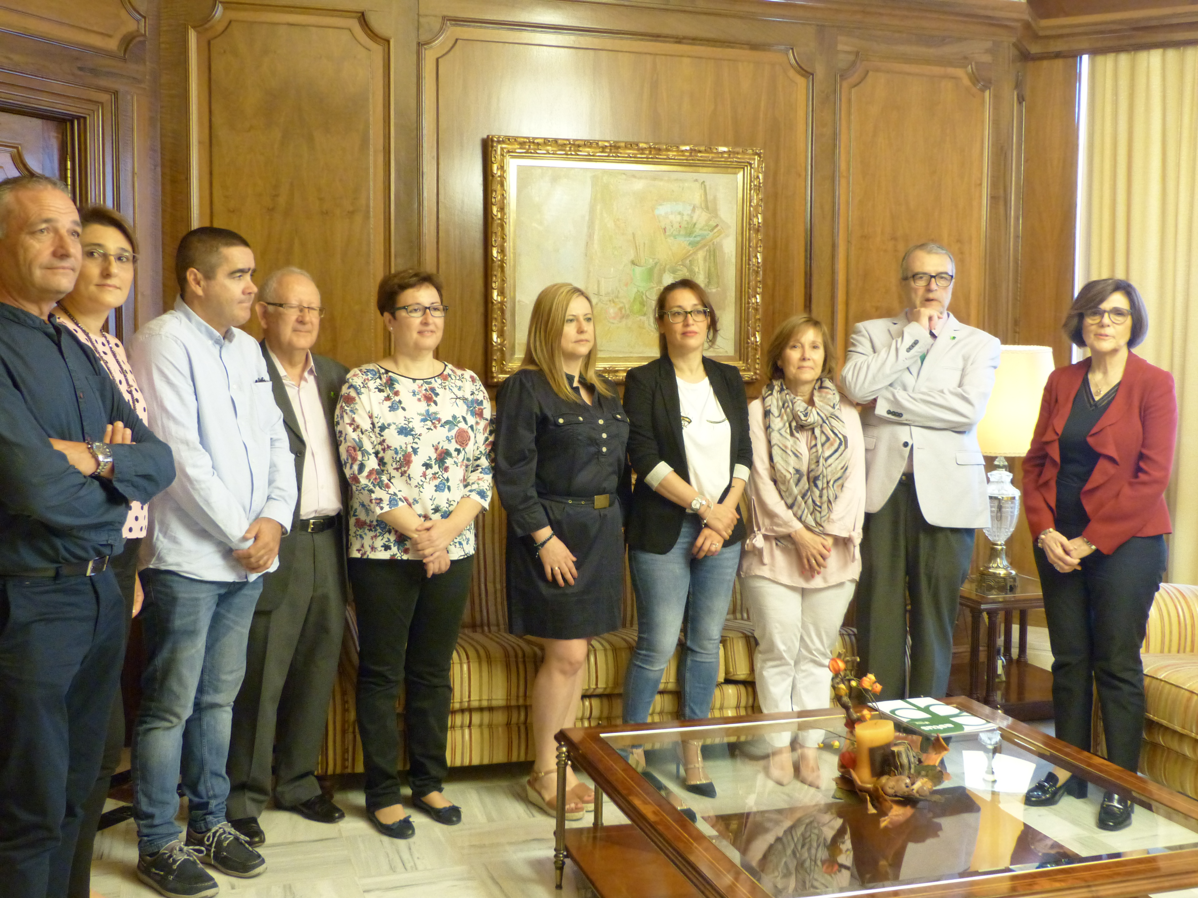 La presidenta de la Asamblea, con el presidente de Astus, Joaquín Barberá, y parte de la junta directiva