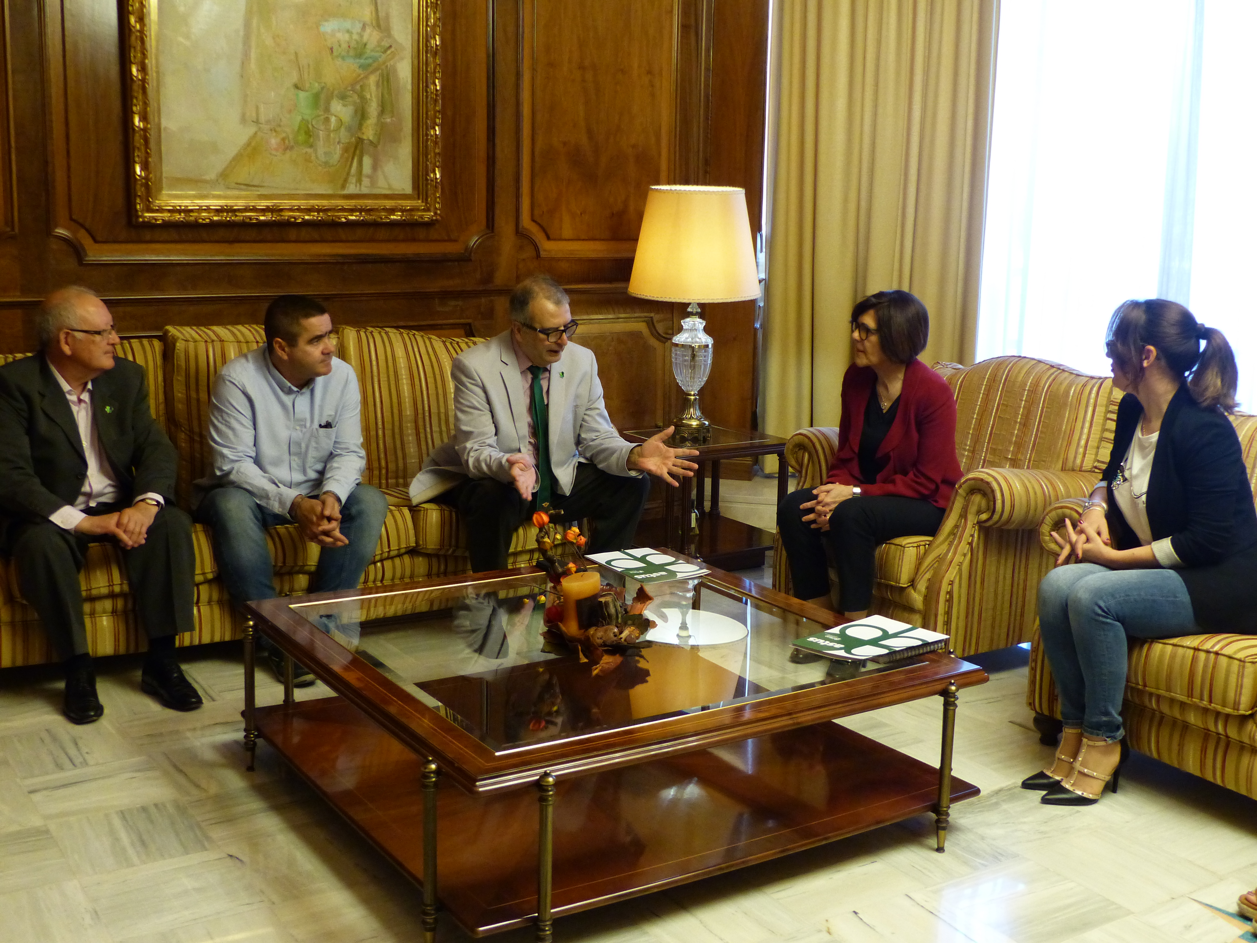 La presidenta de la Asamblea, con el presidente de Astus, Joaquín Barberá, y parte de la junta directiva