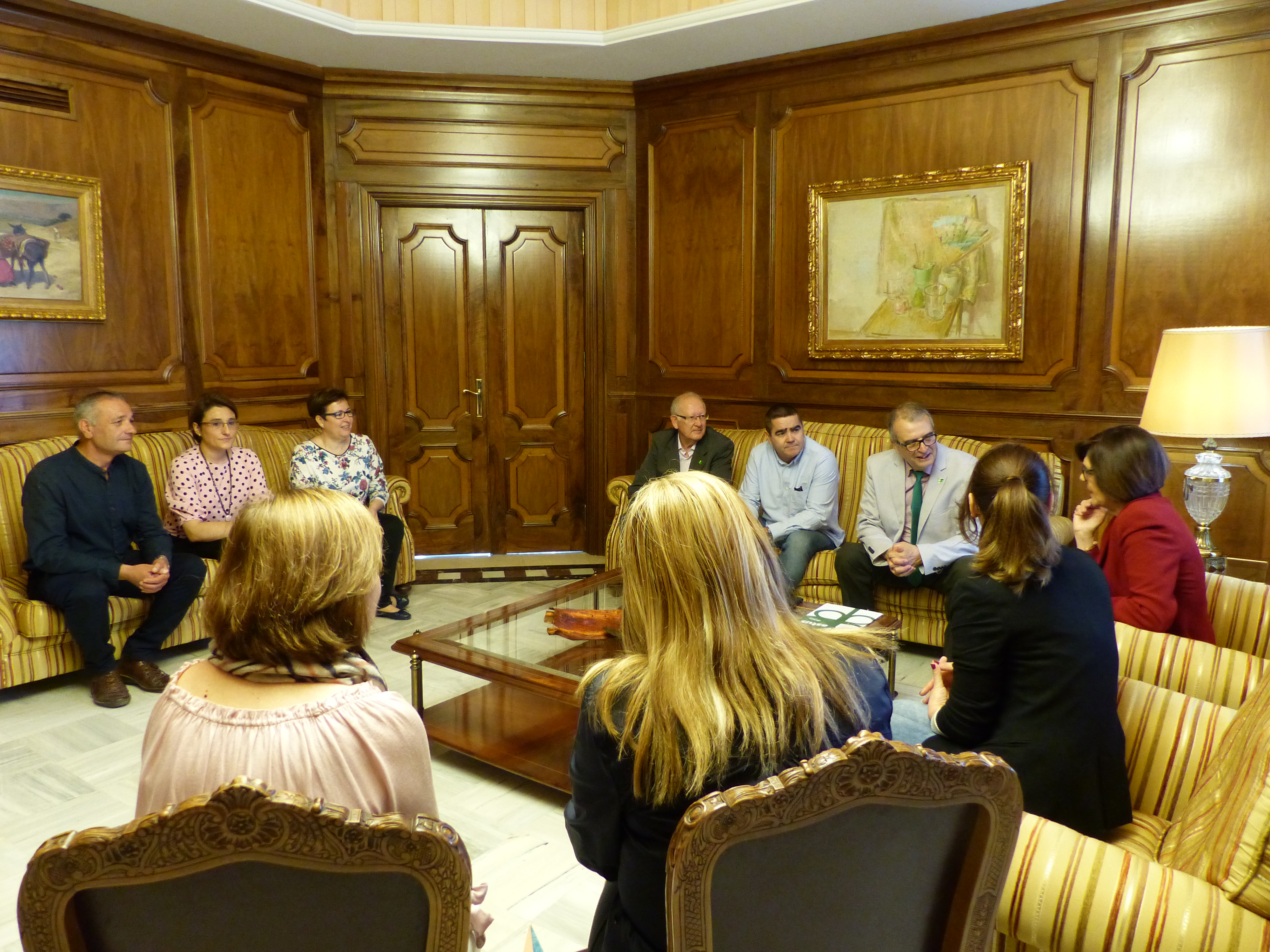 La presidenta de la Asamblea, con el presidente de Astus, Joaquín Barberá, y parte de la junta directiva
