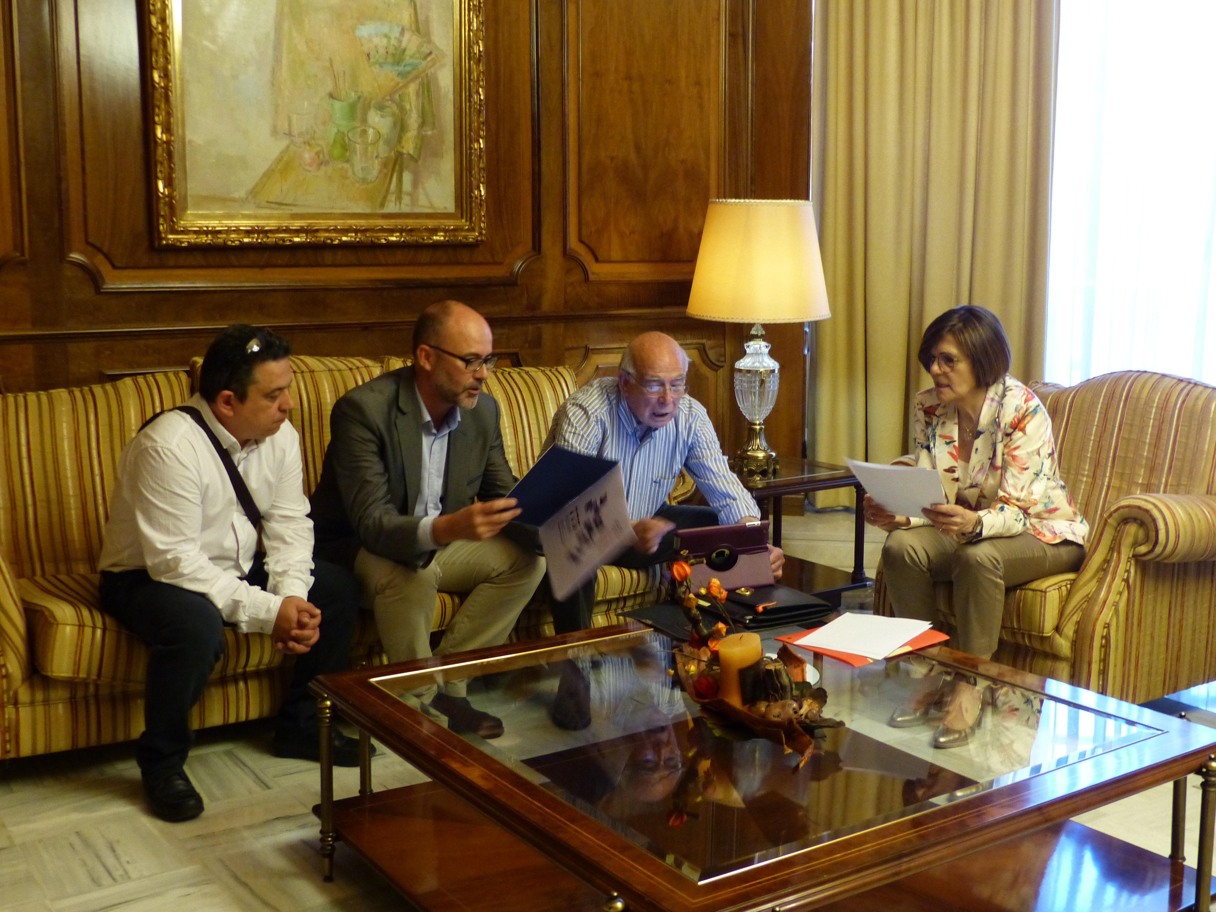 La presidenta de la Asamblea, Rosa Peñalver, con parte del comité organizador de los actos conmemorativos del 775 aniversario de la creación de la frontera entre los reinos de Valencia y Murcia