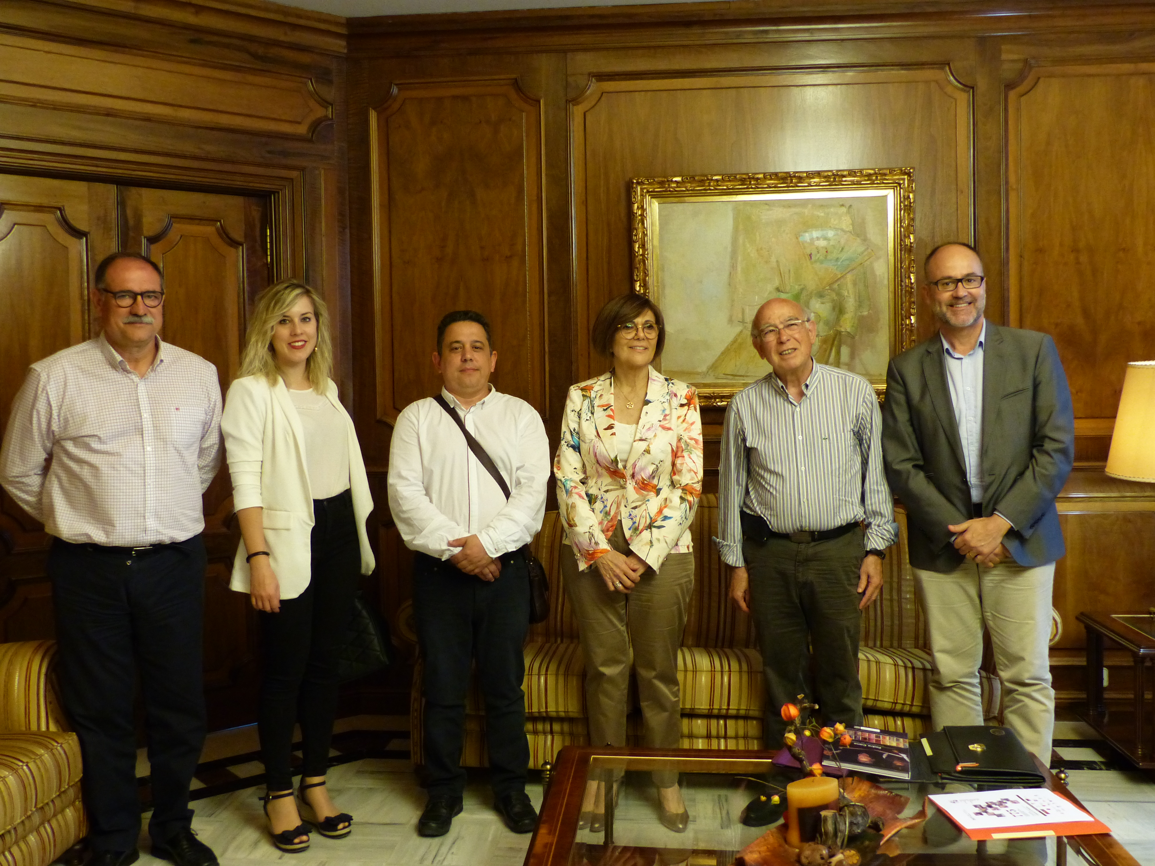 La presidenta de la Asamblea, Rosa Peñalver, con parte del comité organizador de los actos conmemorativos del 775 aniversario de la creación de la frontera entre los reinos de Valencia y Murcia