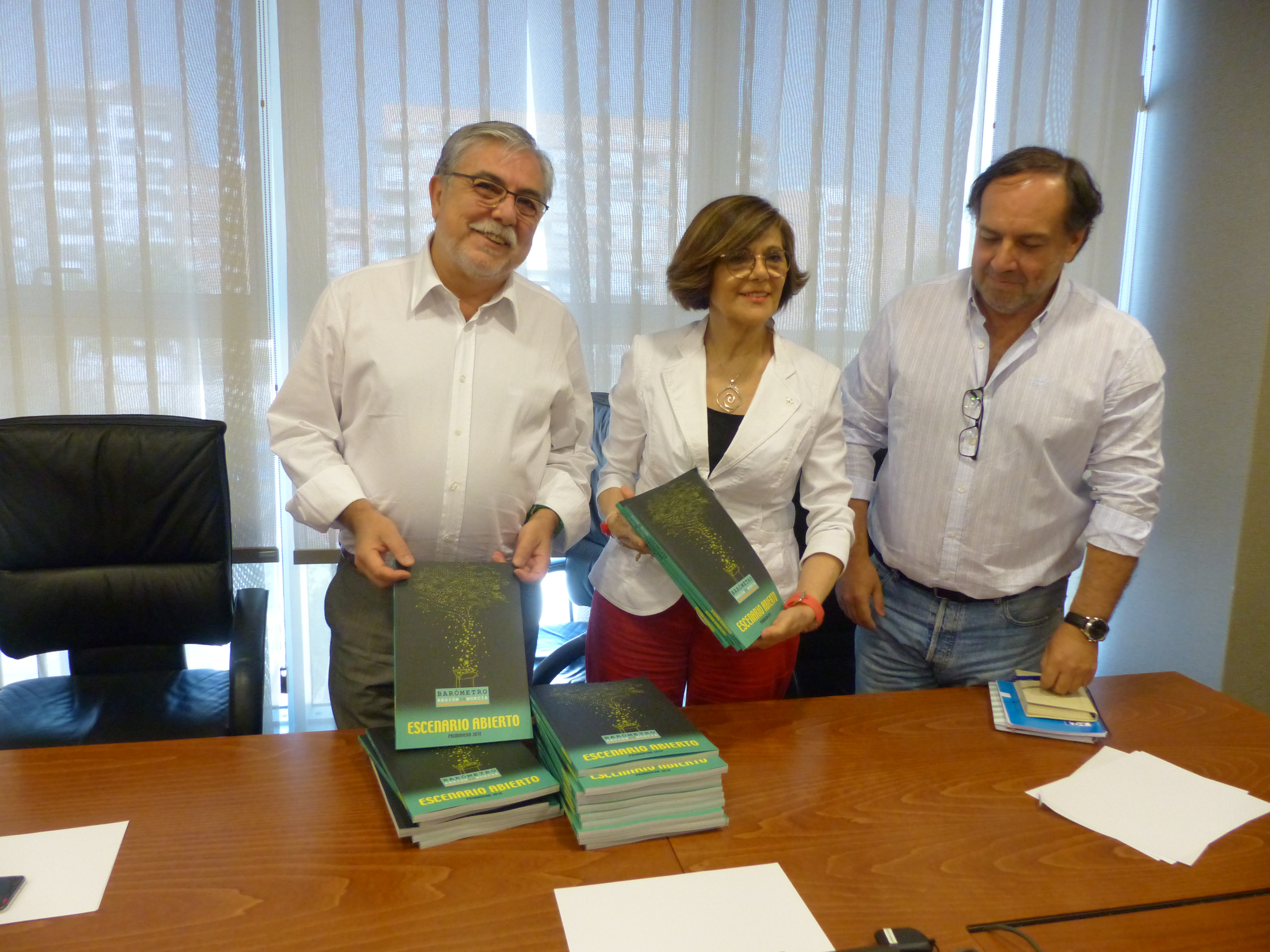 La presidenta de la Asamblea Regional, Rosa Peñalver, junto a Juan José García Escribano e Ismael Crespo, codirectores del CEMOP