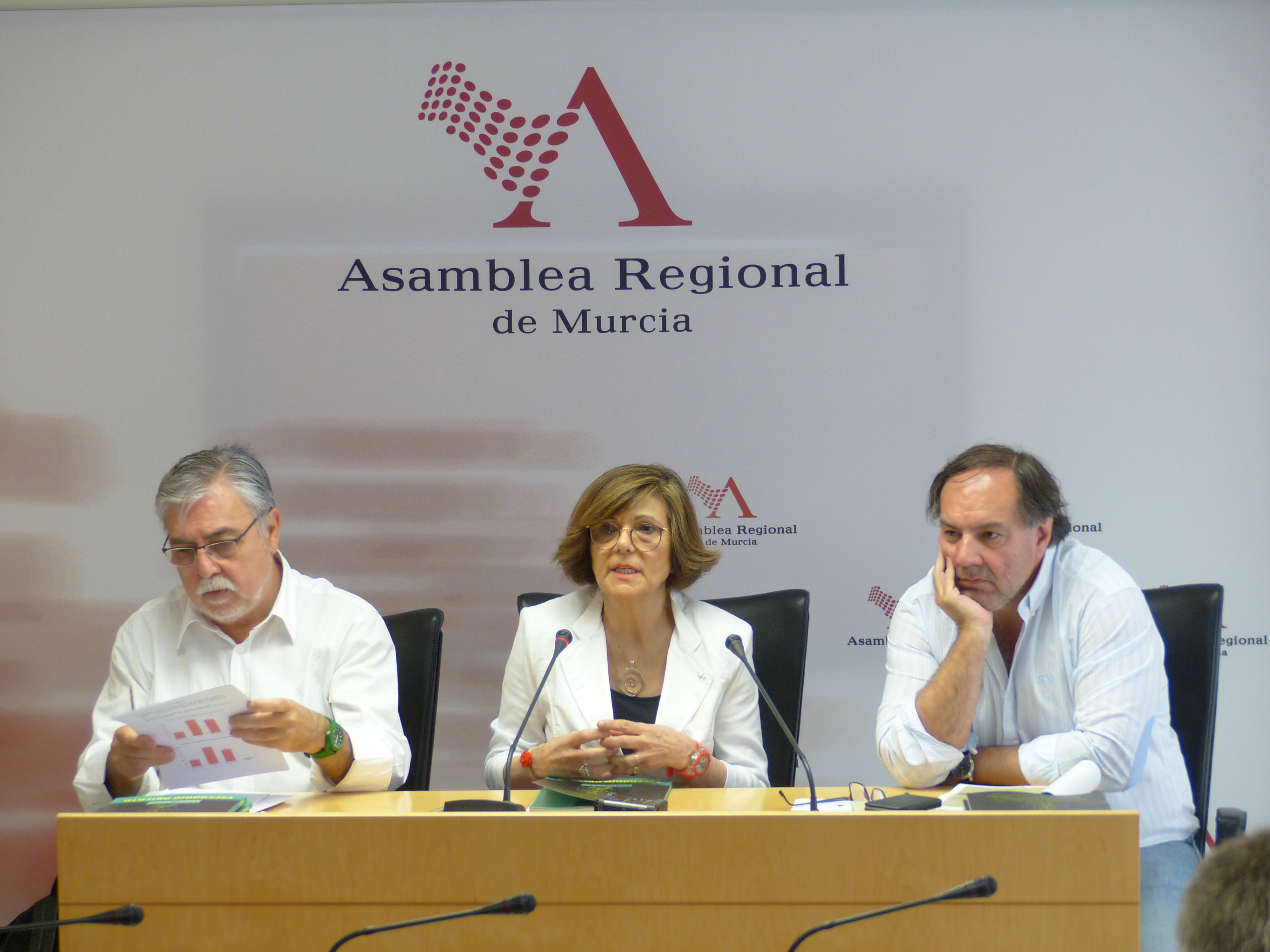 La presidenta de la Asamblea Regional, Rosa Peñalver, junto a Juan José García Escribano e Ismael Crespo, codirectores del CEMOP