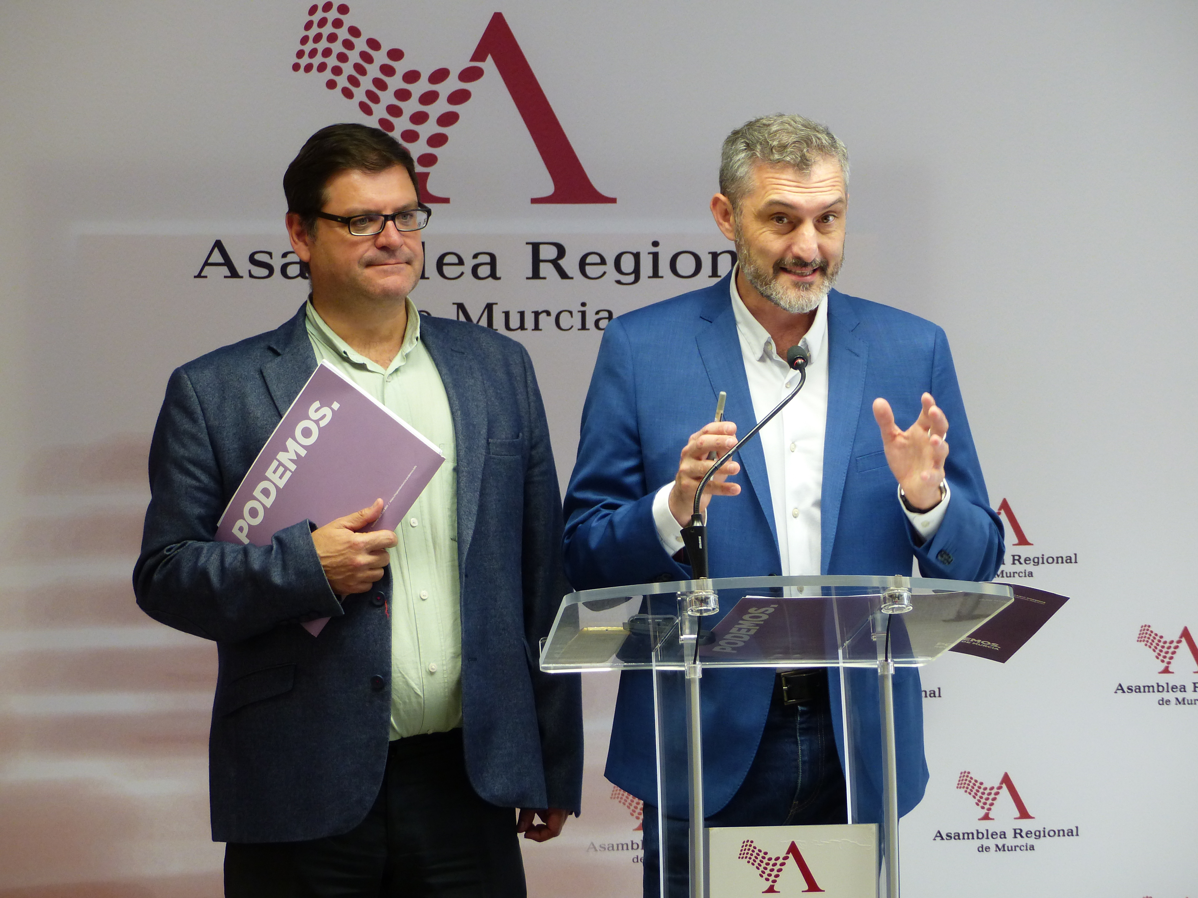 Óscar Urralburu Arza y Andrés Pedreño Cánovas, portavoz del Grupo Parlamentario Podemos, en sala de prensa