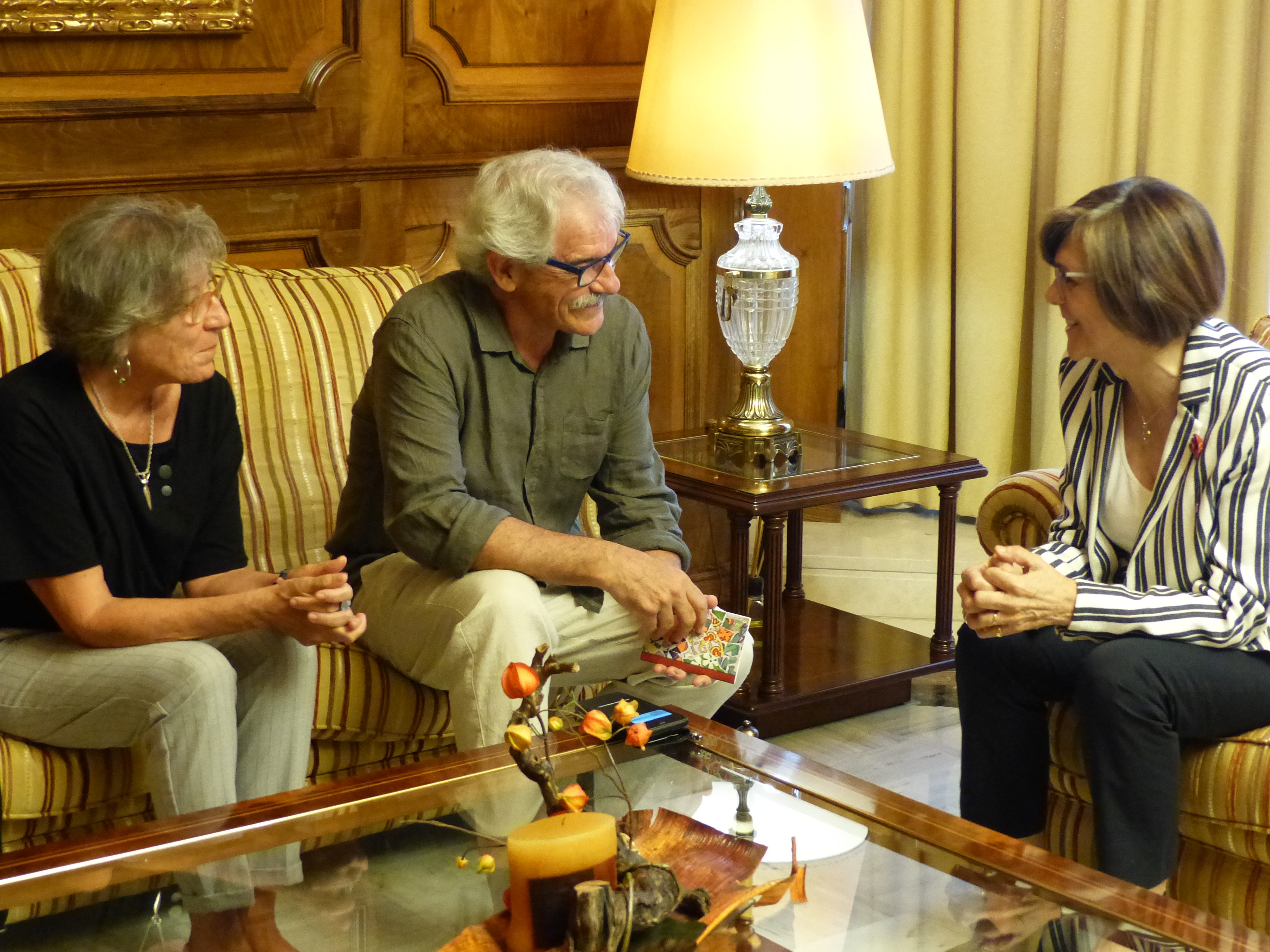 La presidenta de la Asamblea, Rosa Peñalver, ha recibido al catedrático de Prehistoria de la Universidad Autónoma de Barcelona, Vicente Lull