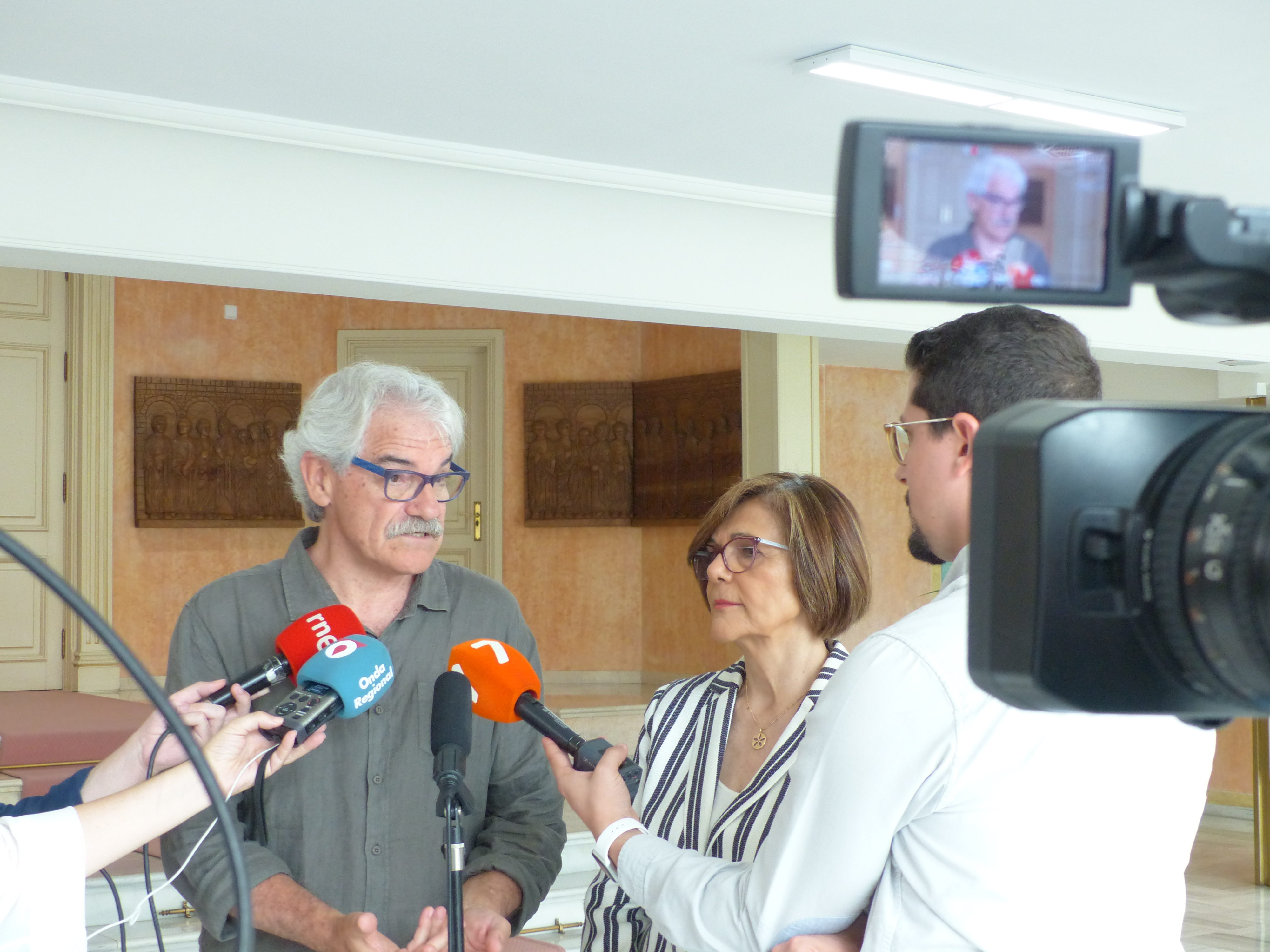 La presidenta de la Asamblea, Rsoa Peñalver, ha recibido al catedrático de Prehistoria de la Universidad Autónoma de Barcelona, Vicente Lull