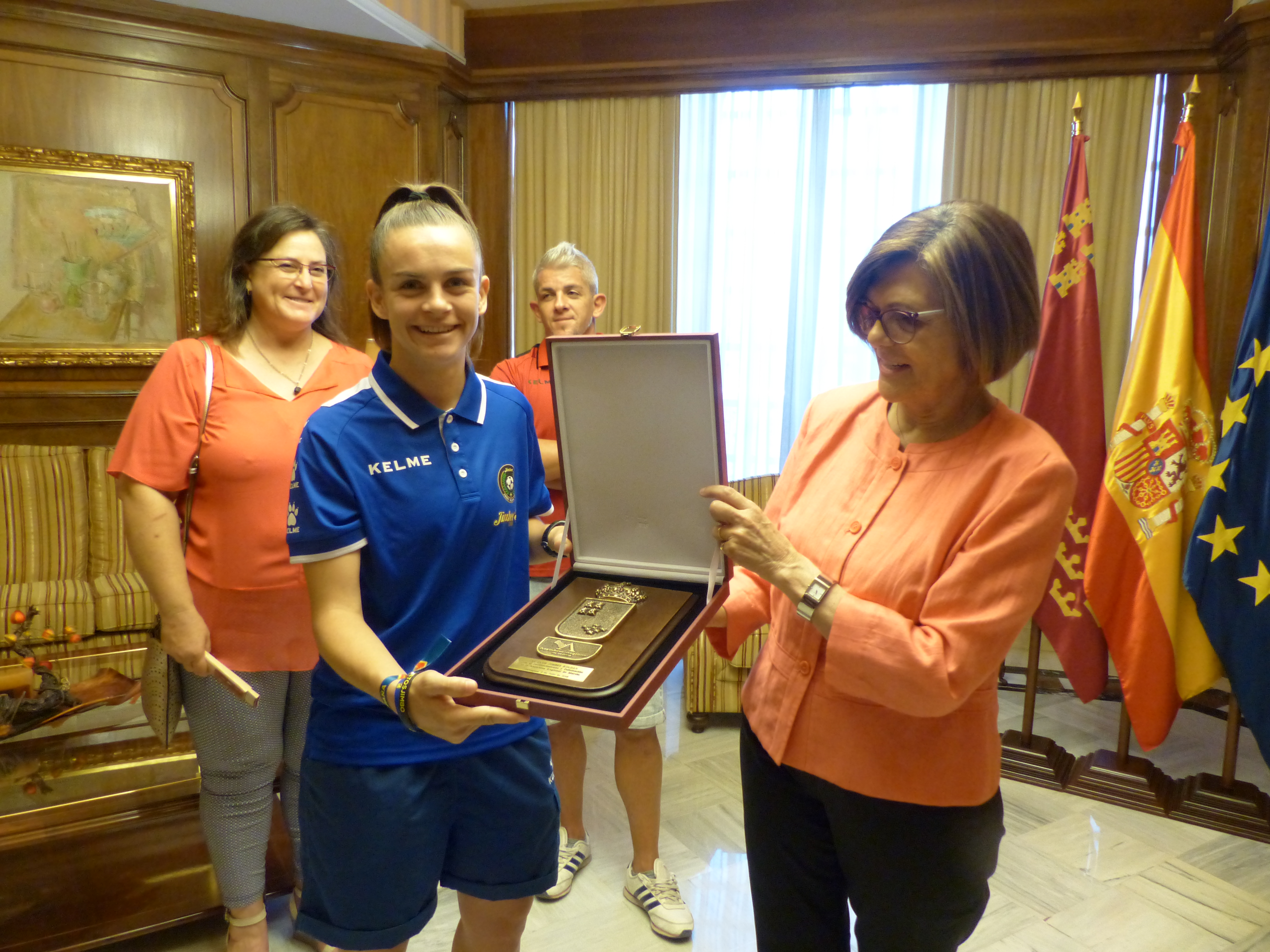 La presidenta de la Asamblea, Rosa Peñalver, ha recibido al Club Jimbee Roldán
