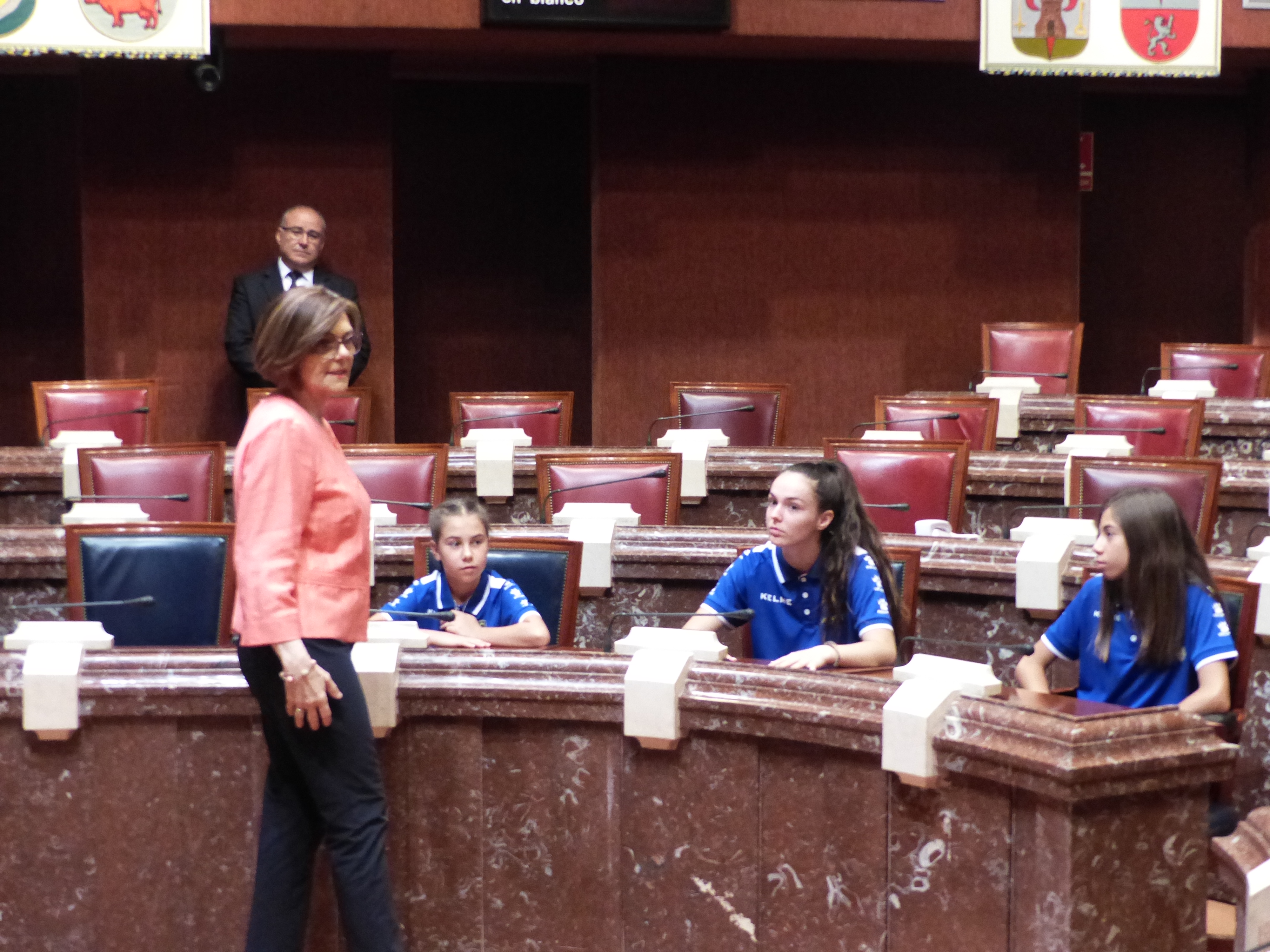 La presidenta de la Asamblea, Rosa Peñalver, ha recibido al Club Jimbee Roldán