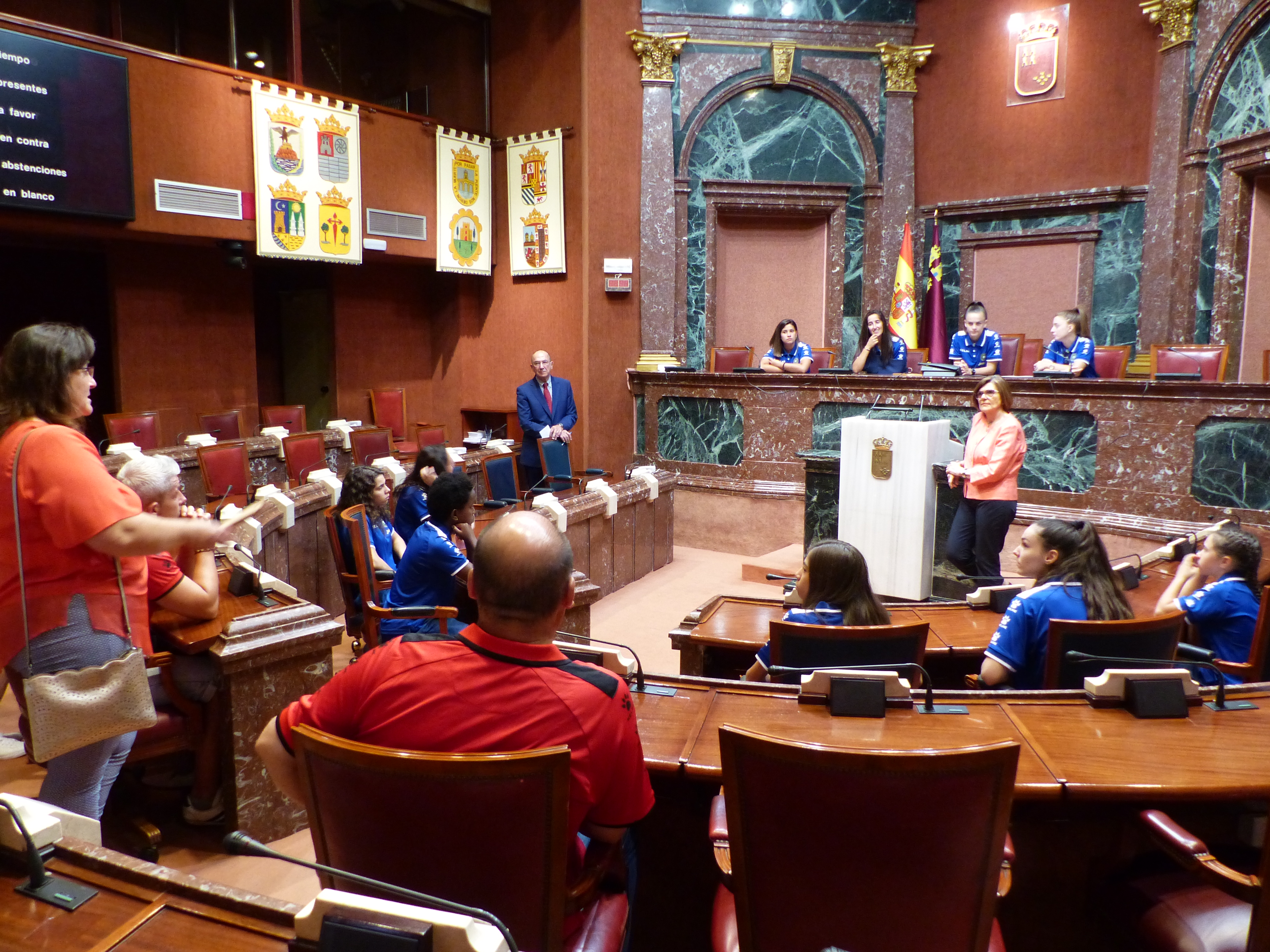 La presidenta de la Asamblea, Rosa Peñalver, ha recibido al Club Jimbee Roldán