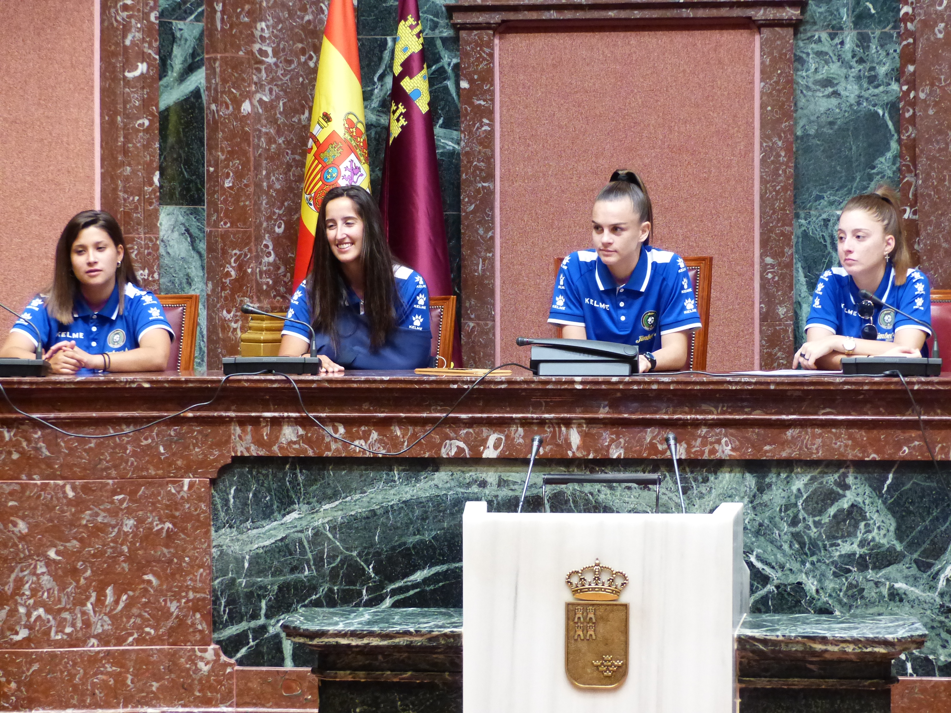La presidenta de la Asamblea, Rosa Peñalver, ha recibido al Club Jimbee Roldán