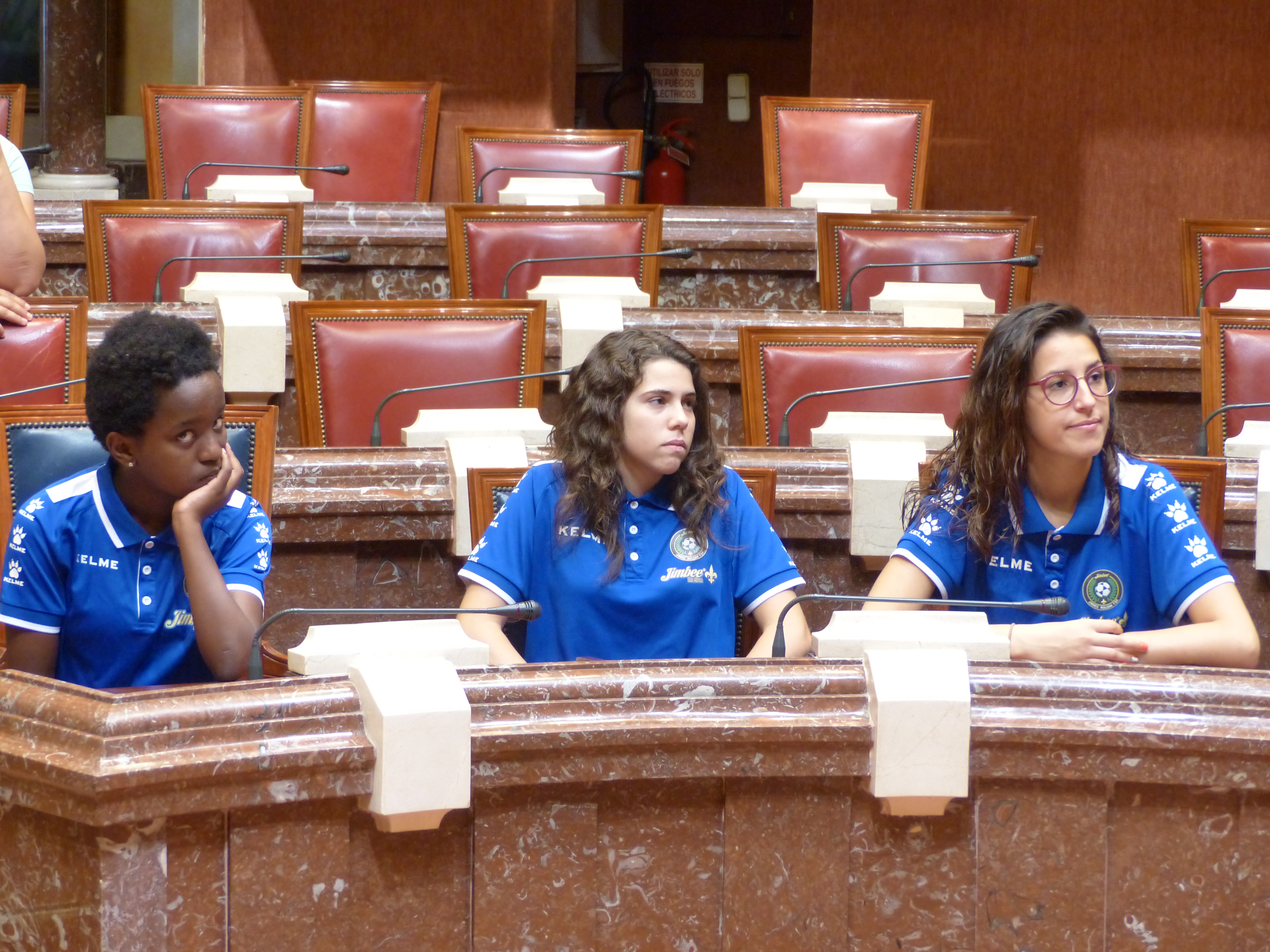 La presidenta de la Asamblea, Rosa Peñalver, ha recibido al Club Jimbee Roldán