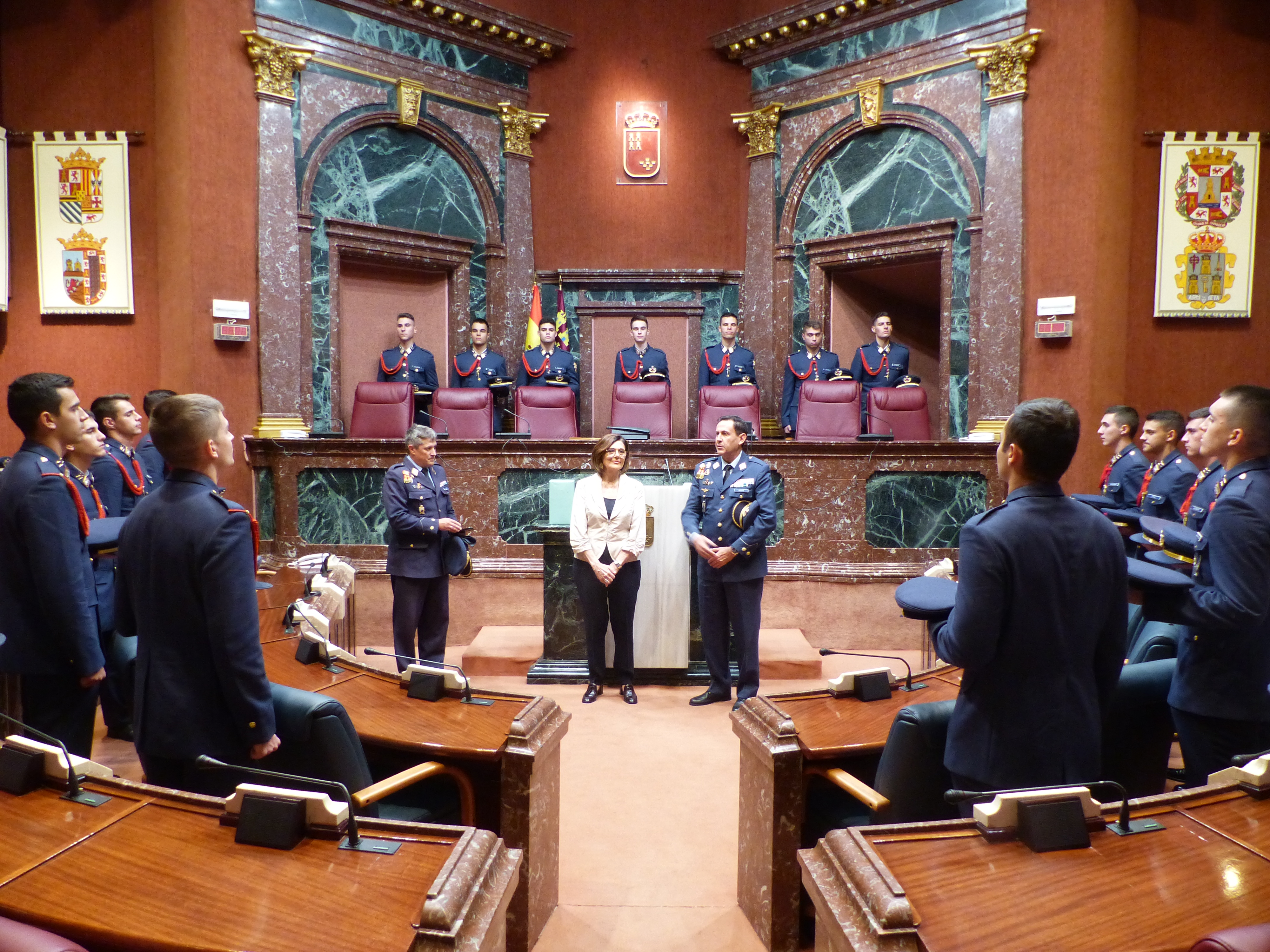 Alumnos y alumnas de segundo curso del Cuerpo General del Ejército del Aire han visitado la Asamblea Regional de Murcia con el coronel director de la Academia General del Aire, Miguel Ivorra Ruiz