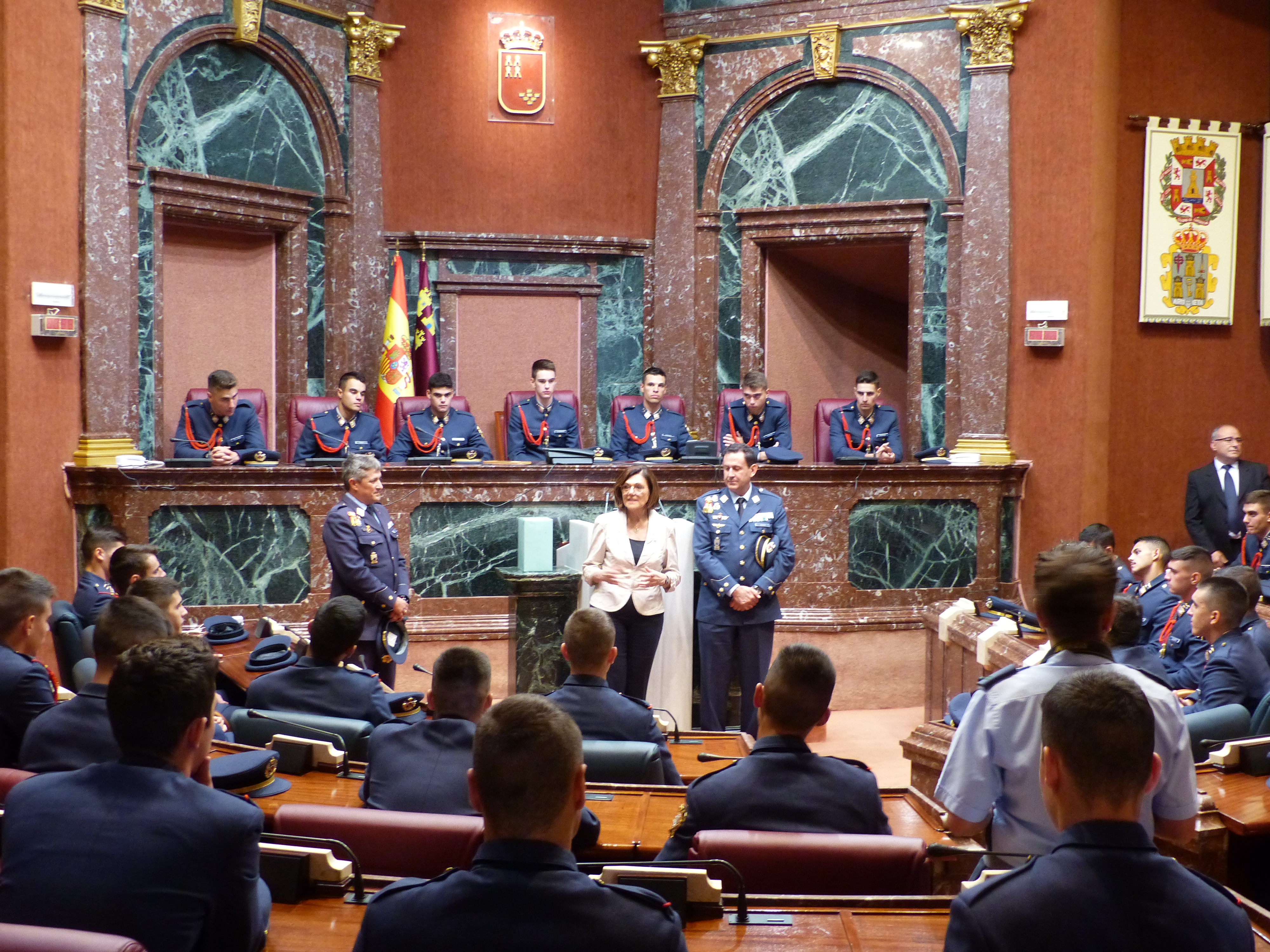 Alumnos y alumnas de segundo curso del Cuerpo General del Ejército del Aire han visitado la Asamblea Regional de Murcia con el coronel director de la Academia General del Aire, Miguel Ivorra Ruiz