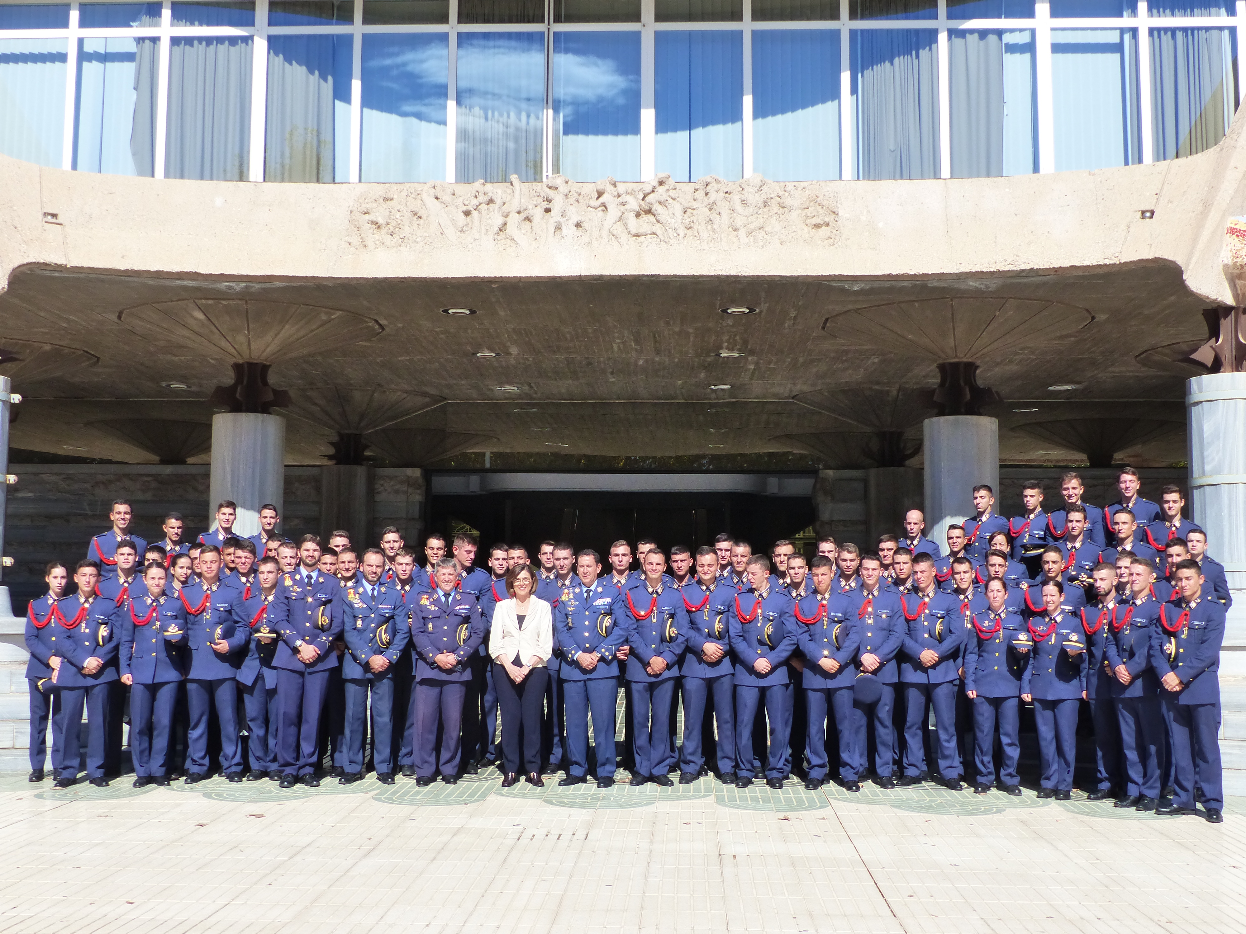 Alumnos y alumnas de segundo curso del Cuerpo General del Ejército del Aire han visitado la Asamblea Regional de Murcia con el coronel director de la Academia General del Aire, Miguel Ivorra Ruiz