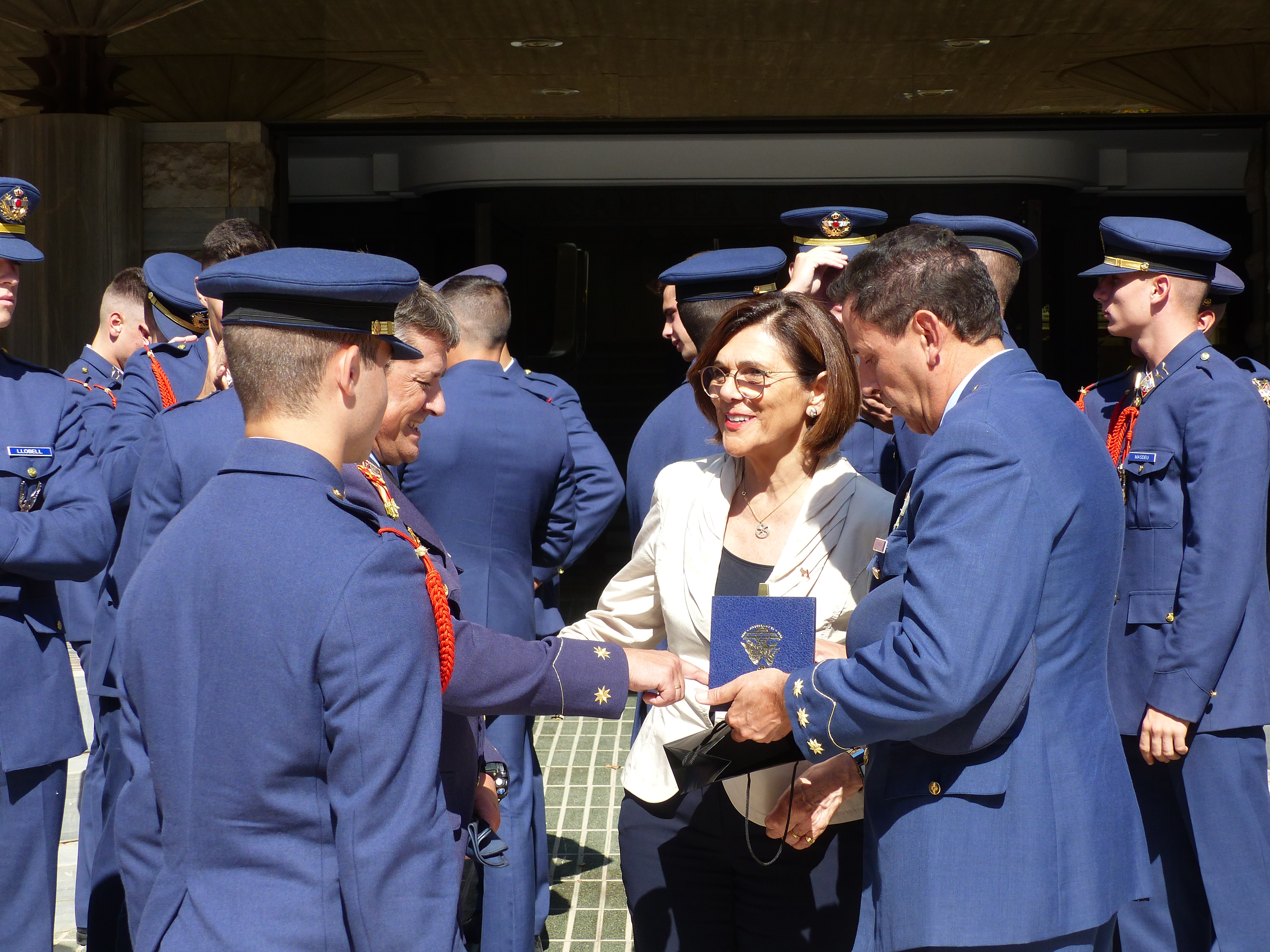 Alumnos y alumnas de segundo curso del Cuerpo General del Ejército del Aire han visitado la Asamblea Regional de Murcia con el coronel director de la Academia General del Aire, Miguel Ivorra Ruiz