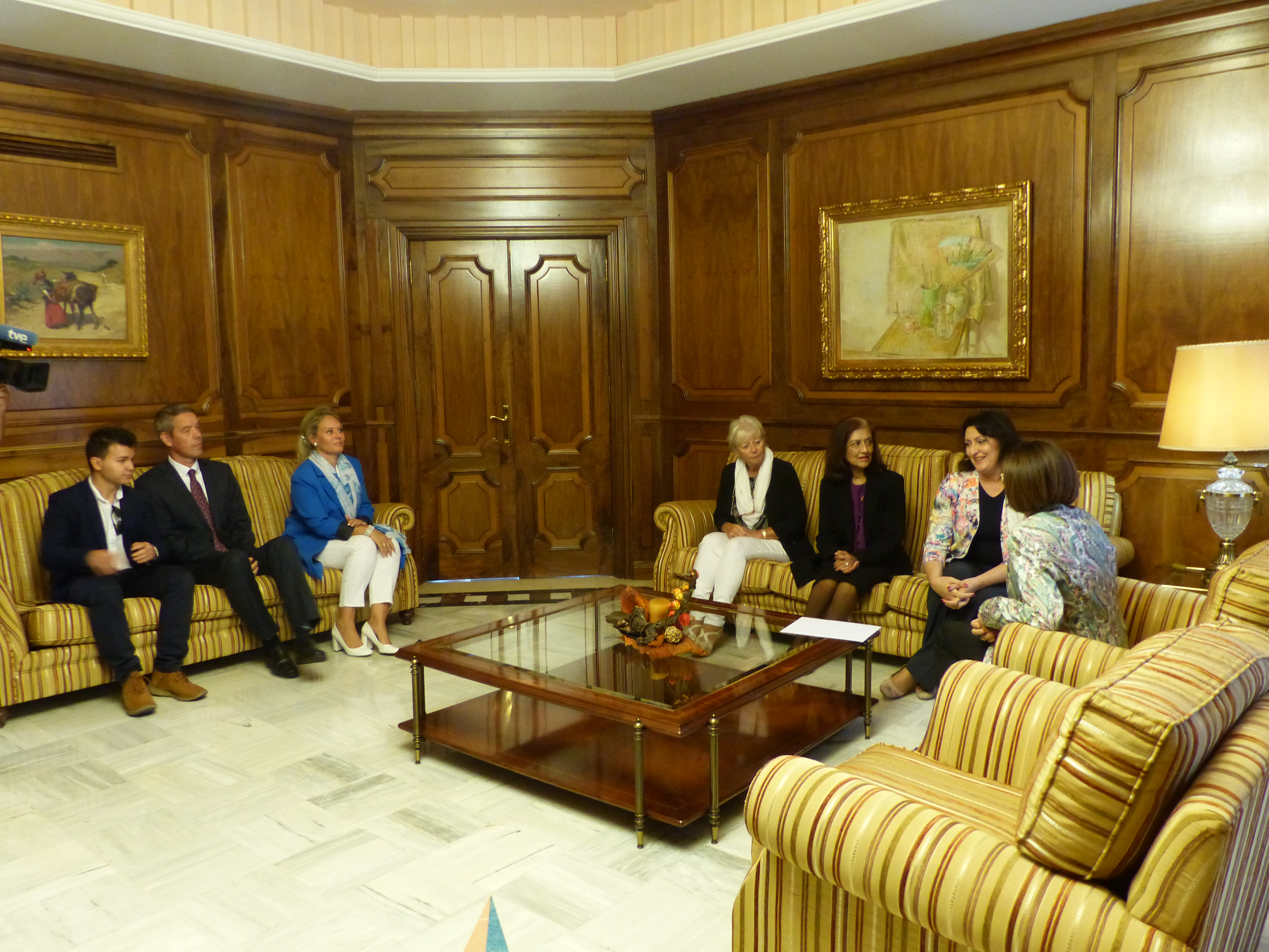 La presidenta de la Asamblea Regional, Rosa Peñalver, ha recibido esta mañana a representantes de InMurcia
