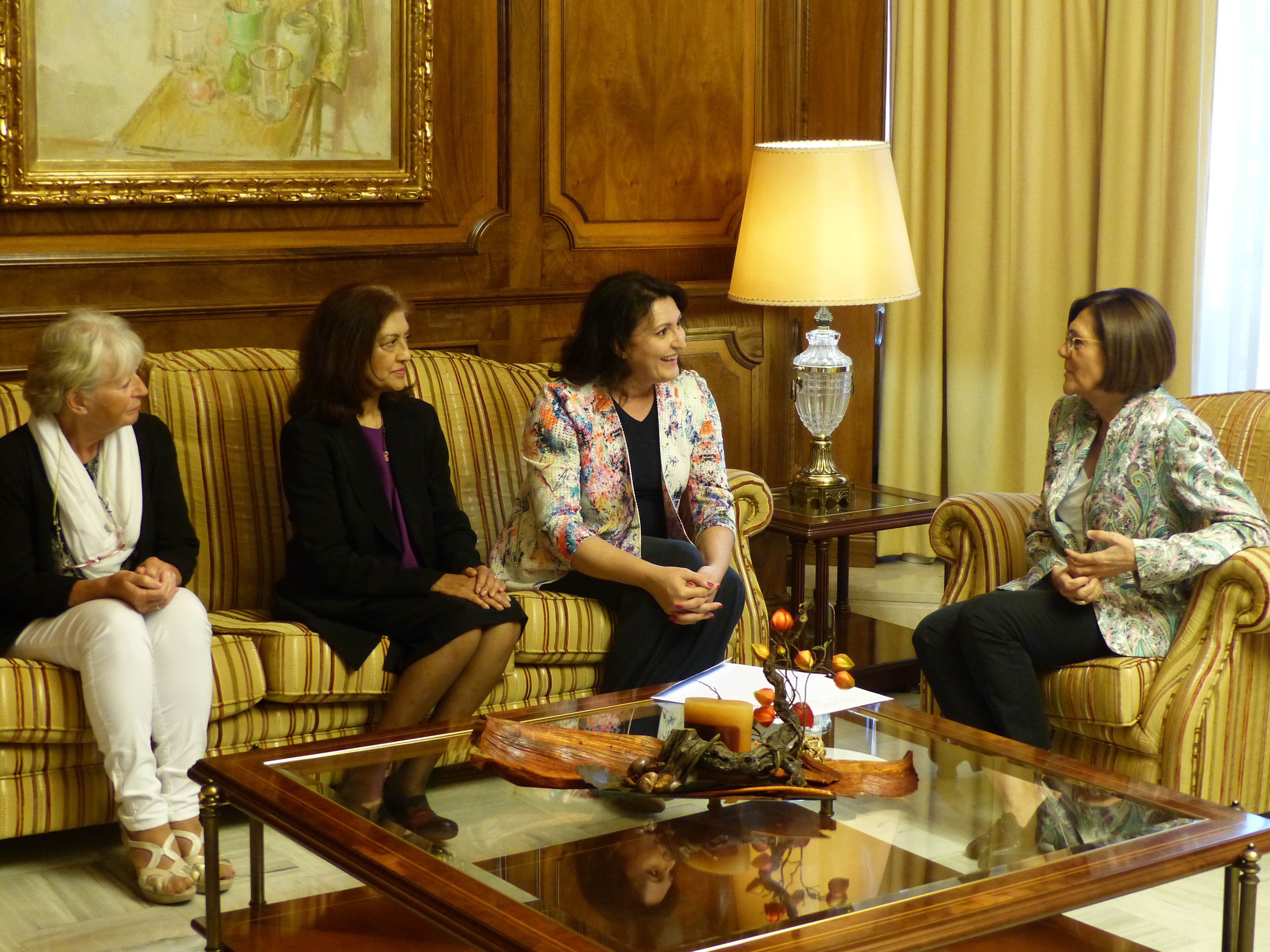La presidenta de la Asamblea Regional, Rosa Peñalver, ha recibido esta mañana a representantes de InMurcia