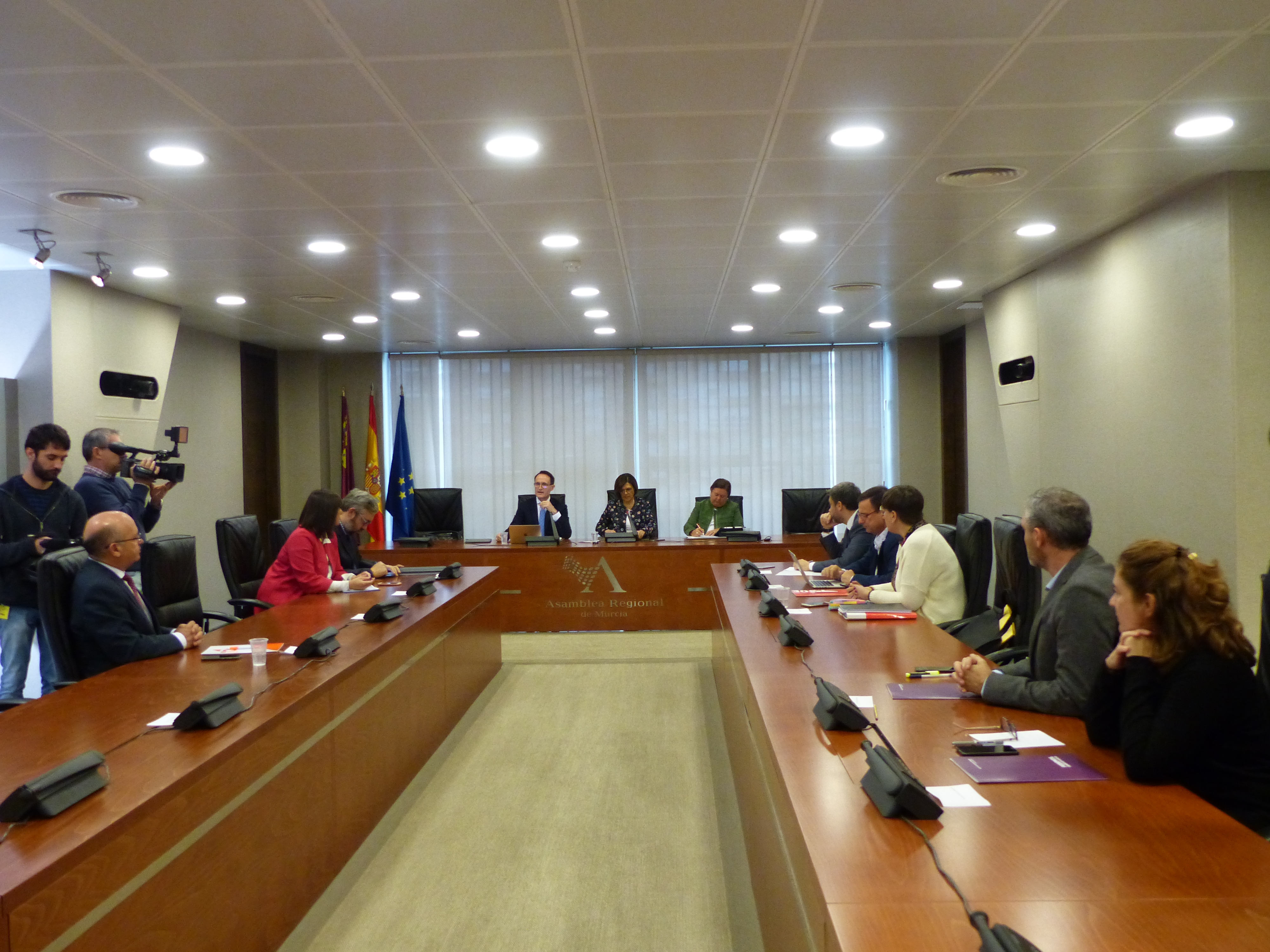 La presidenta de la Asamblea, Rosa Peñalver, y el Fiscal Superior de la Región, José Luis Díaz Manzanera