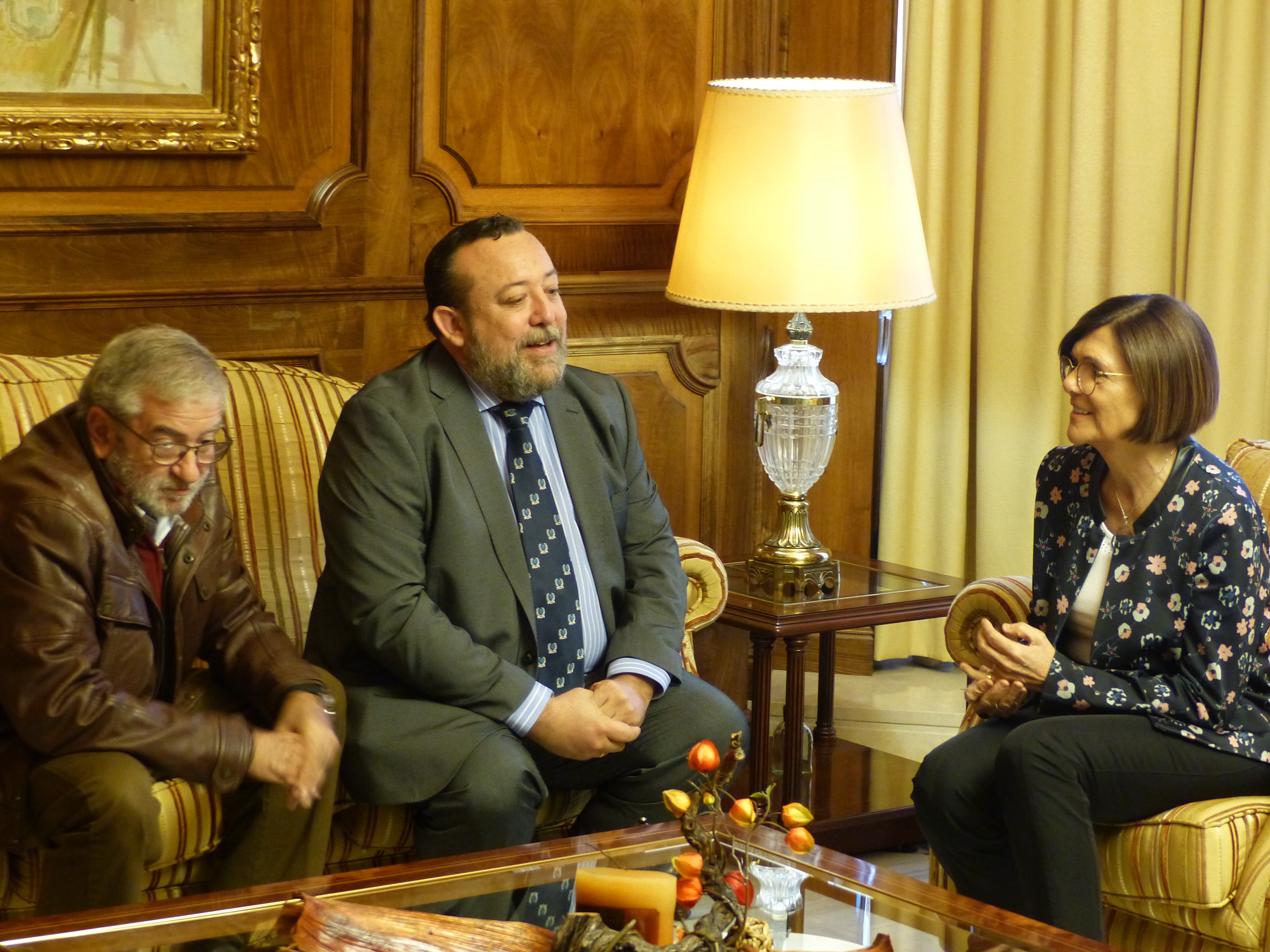 La presidenta de la Asamblea Regional, Rosa Peñalver, ha recibido al decano del Colegio Oficial de Periodistas de la Región de Murcia, Juan Antonio de Heras, y al miembro de su directiva, Alberto Castillo