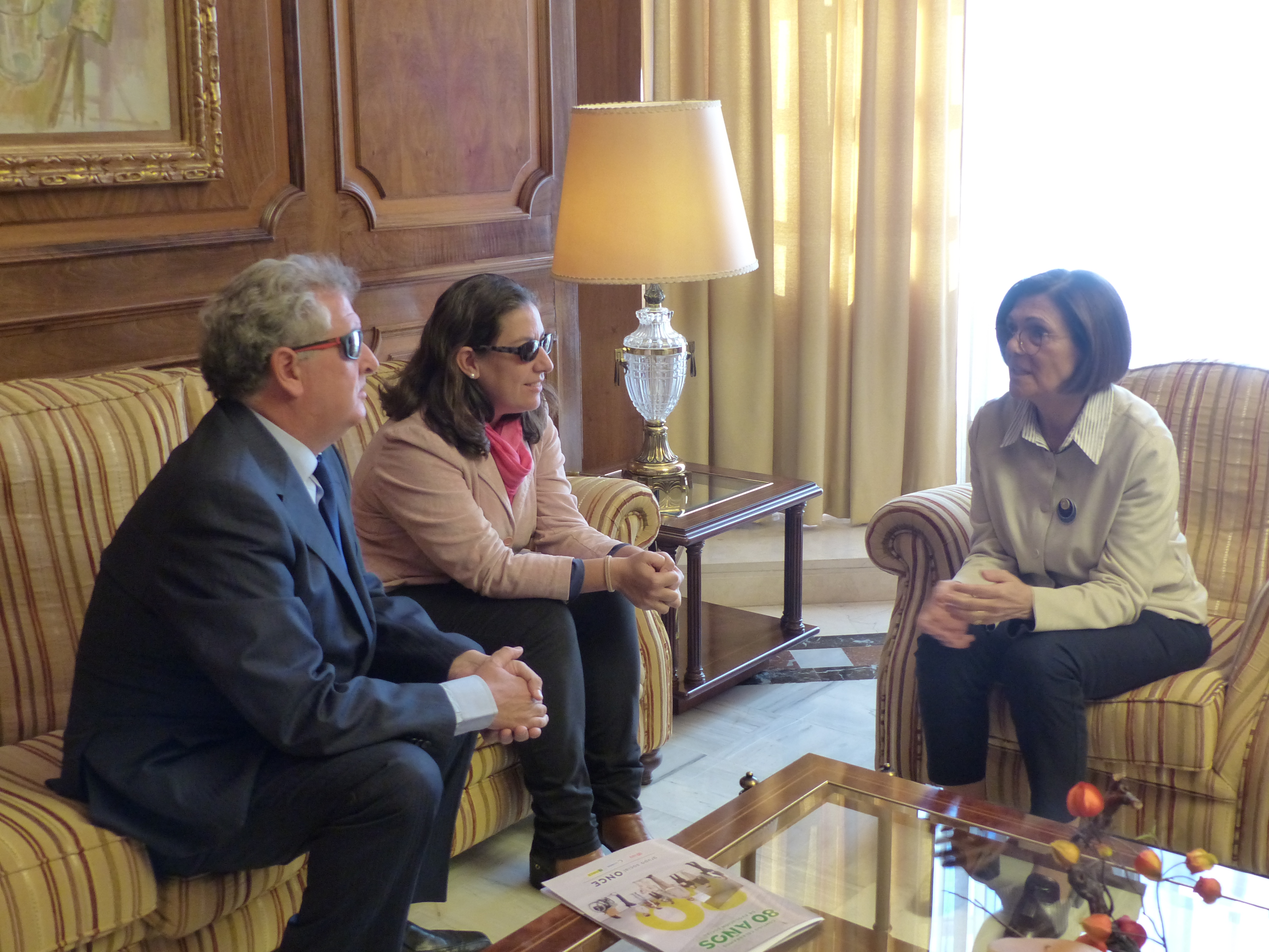 La presidenta de la Asamblea, Rosa Peñalver, ha recibido al delegado territorial de la ONCE y a la presidenta