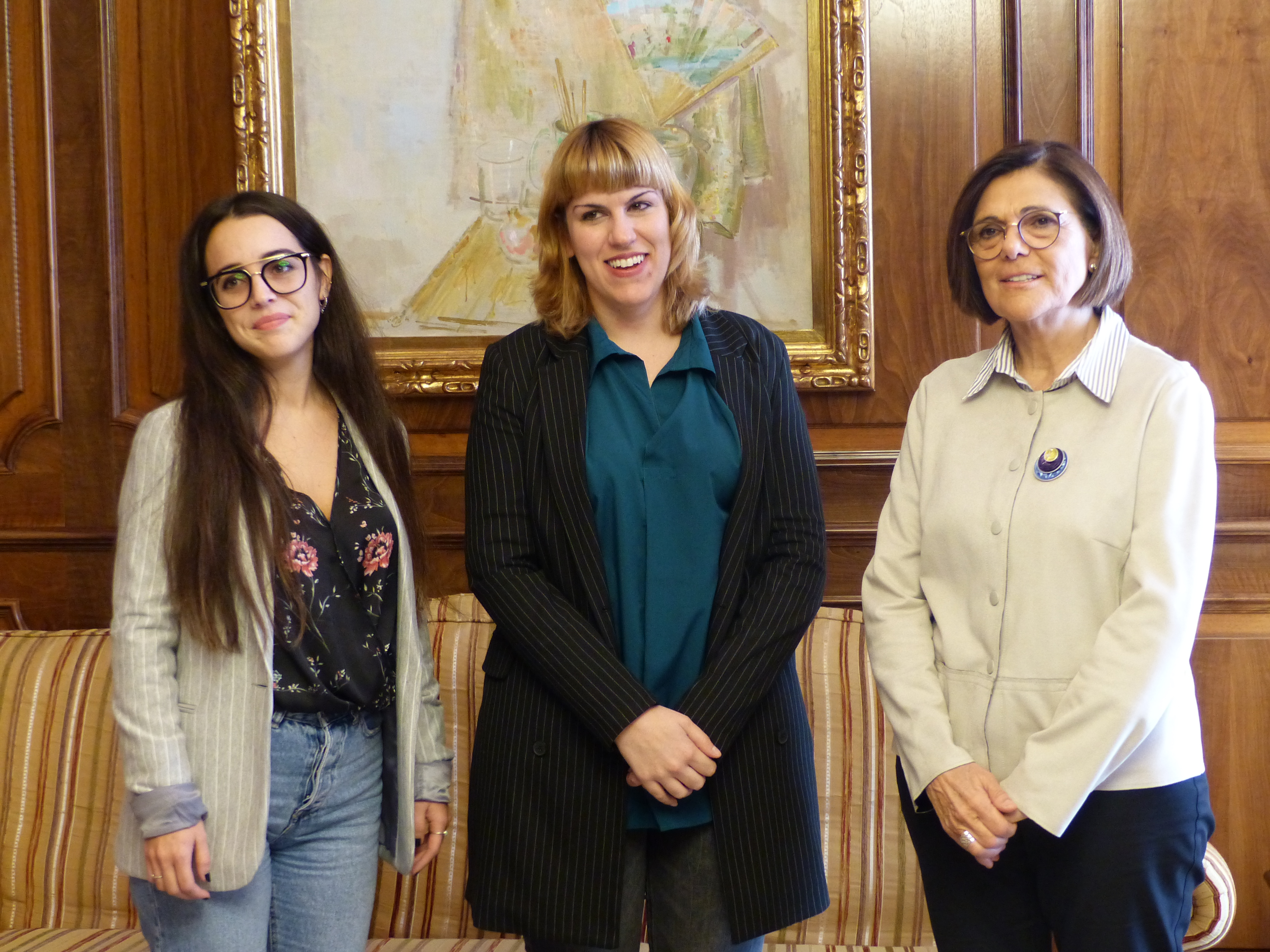 La presidenta de la Asamblea Regional, Rosa Peñalver, ha recibido a la presidenta de la asociación Mujeres Jóvenes de la Región de Murcia, Mujomur, Loola Pérez, y a la socia de la misma, Mabel García