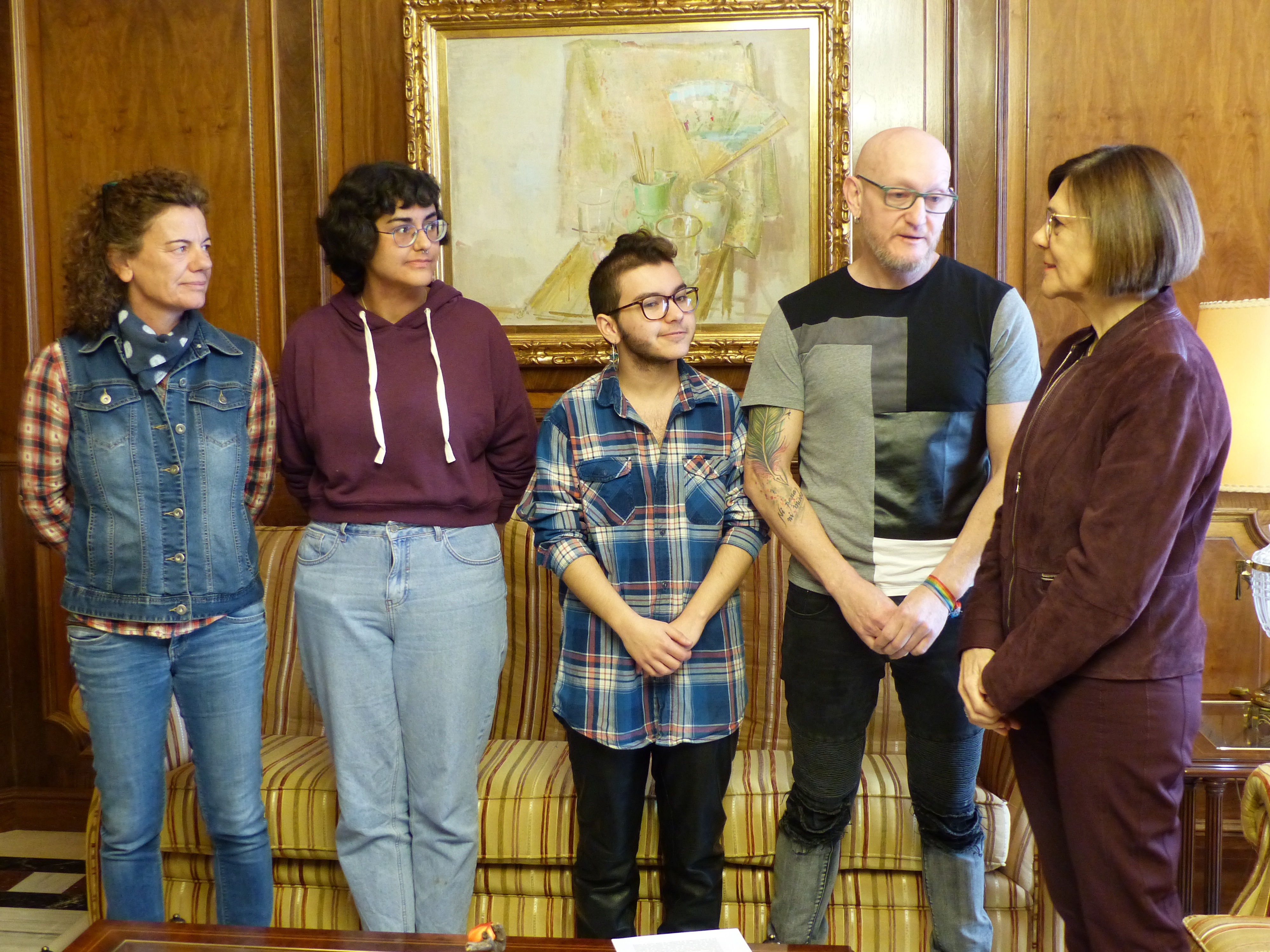 La presidenta de la Asamblea Regional, Rosa Peñalver, saluda a la Plataforma LGTBIQ+ de la Región