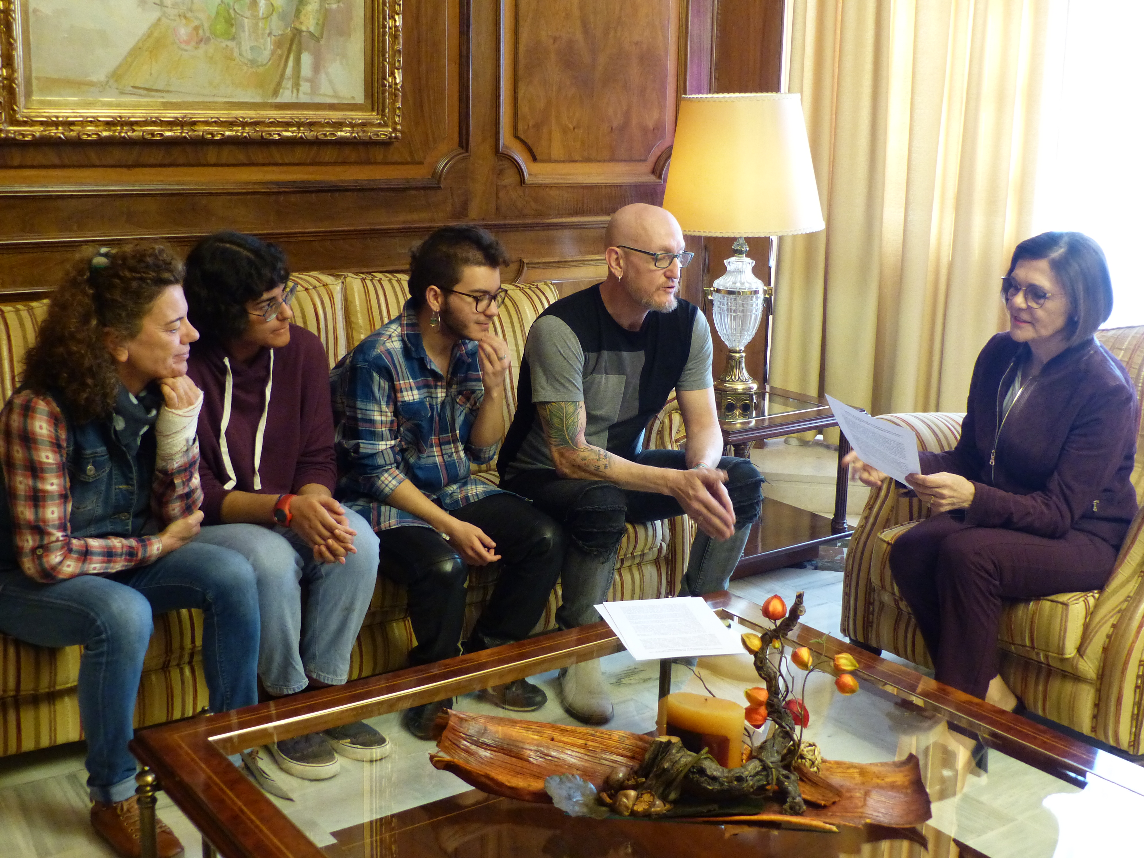 La presidenta de la Asamblea Regional, Rosa Peñalver, saluda a la Plataforma LGTBIQ+ de la Región