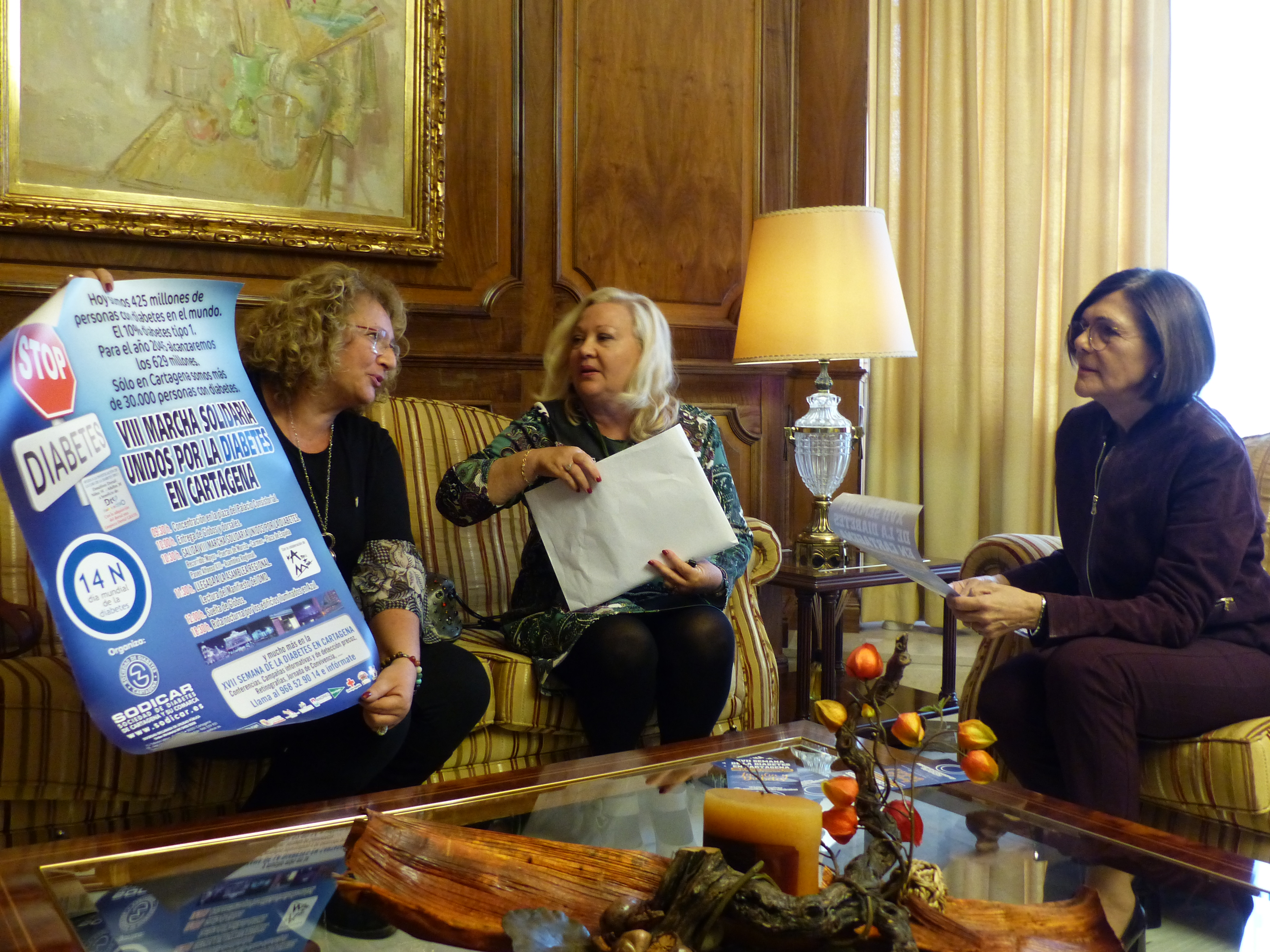 La presidenta de la Asamblea, Rosa Peñalver, con la presidenta de la Sociedad de Diabetes de Cartagena y su Comarca, Sodicar, María Dolores García, y la gerente, María José Martínez