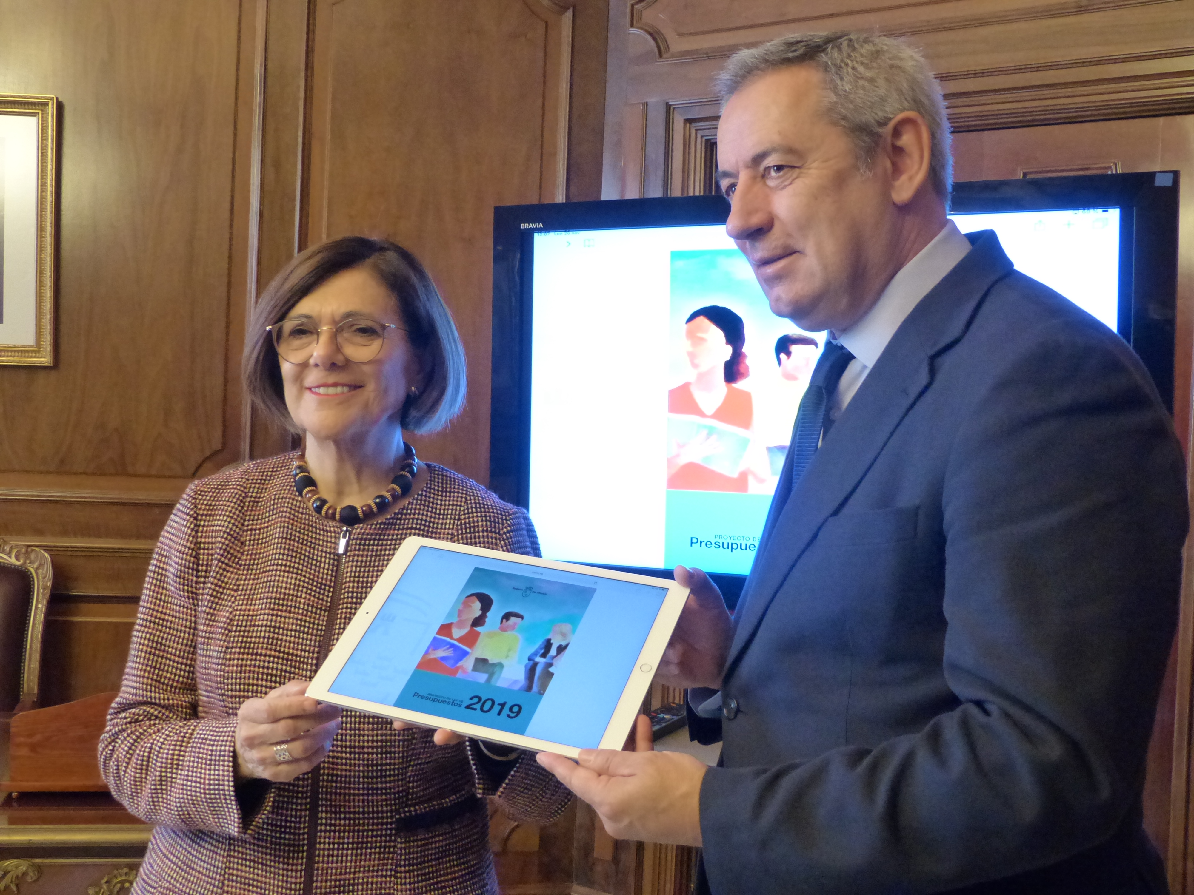 La presidenta de la Asamblea, Rosa Peñalver, recibe el proyecto de Ley de Presupuestos 2019 de manos del consejero de Hacienda