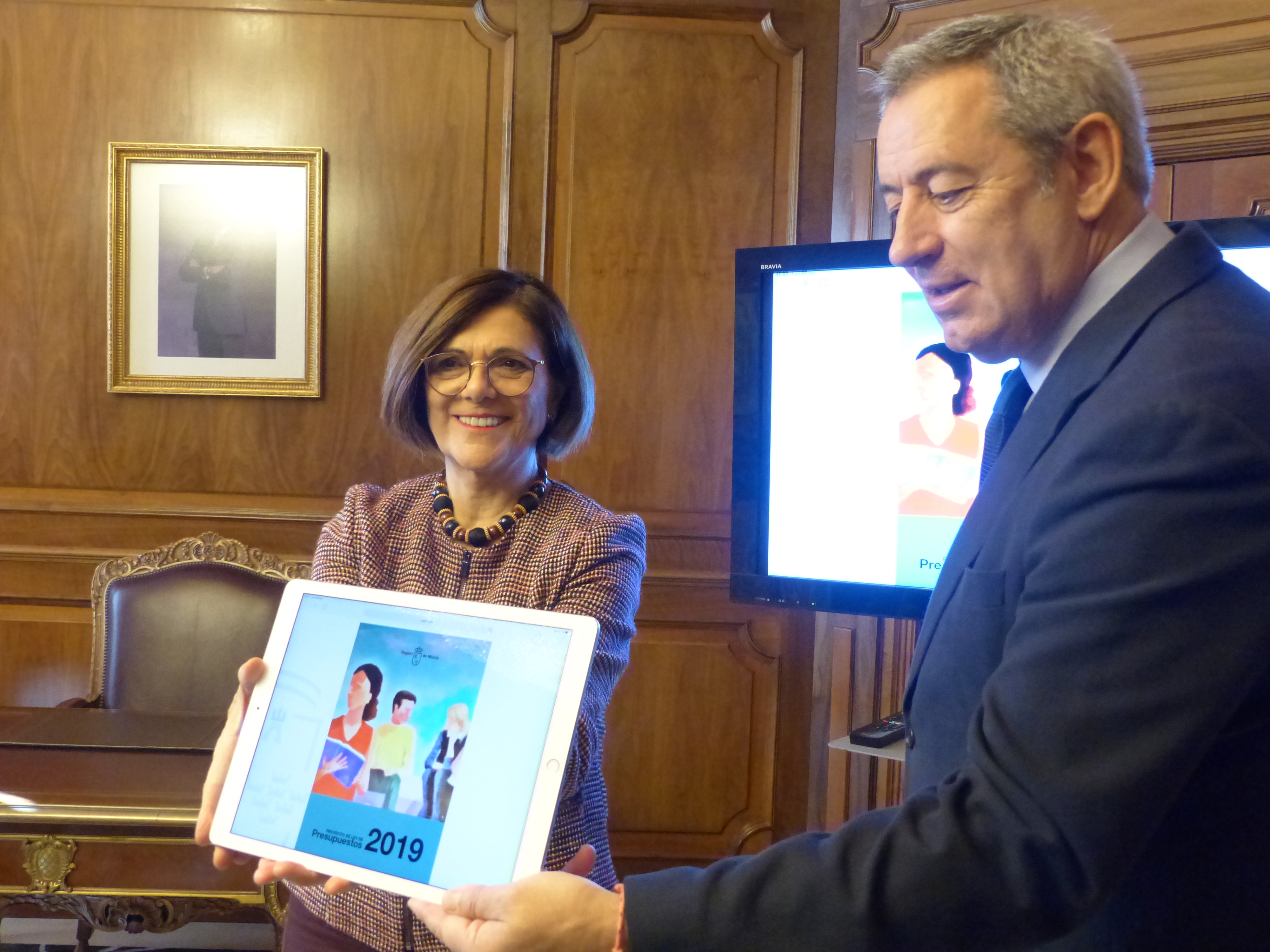 La presidenta de la Asamblea, Rosa Peñalver, Mesa, Portavoces y Comisión de Economía, reciben el proyecto de Ley de Presupuestos 2019 de manos del consejero de Hacienda