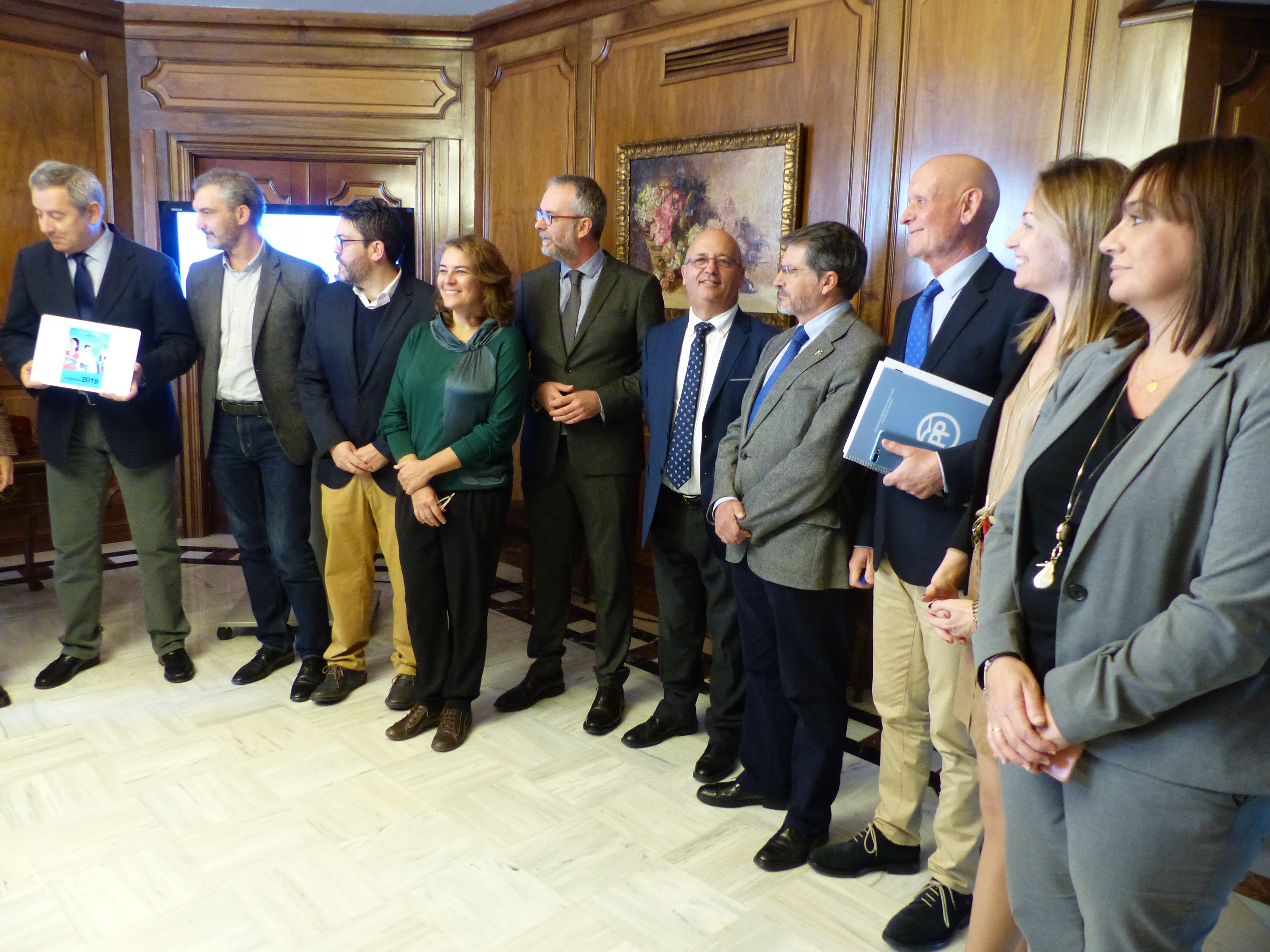 La presidenta de la Asamblea, Rosa Peñalver, Mesa, Portavoces y Comisión de Economía, reciben el proyecto de Ley de Presupuestos 2019 de manos del consejero de Hacienda