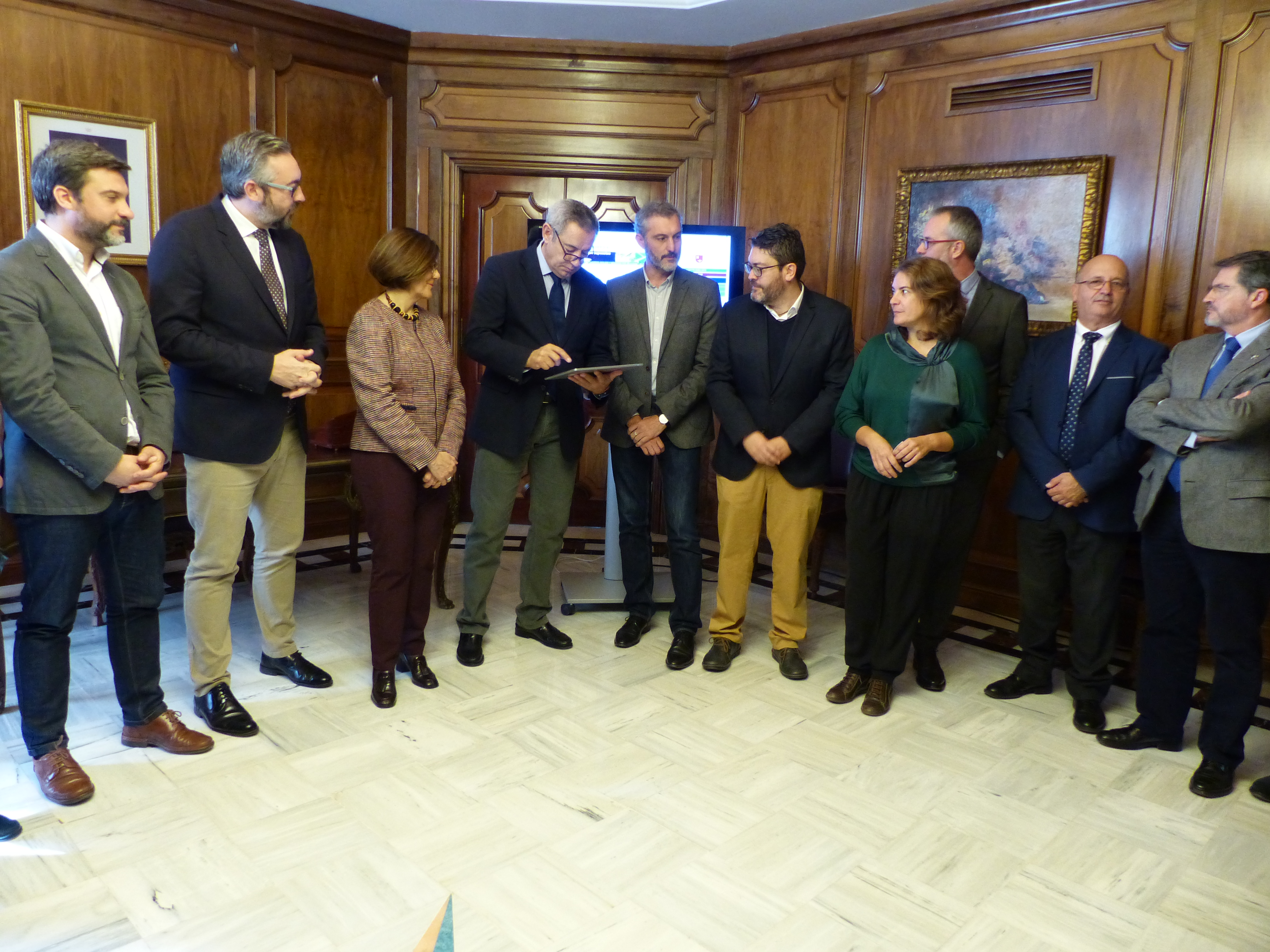 La presidenta de la Asamblea, Rosa Peñalver, Mesa, Portavoces y Comisión de Economía, reciben el proyecto de Ley de Presupuestos 2019 de manos del consejero de Hacienda