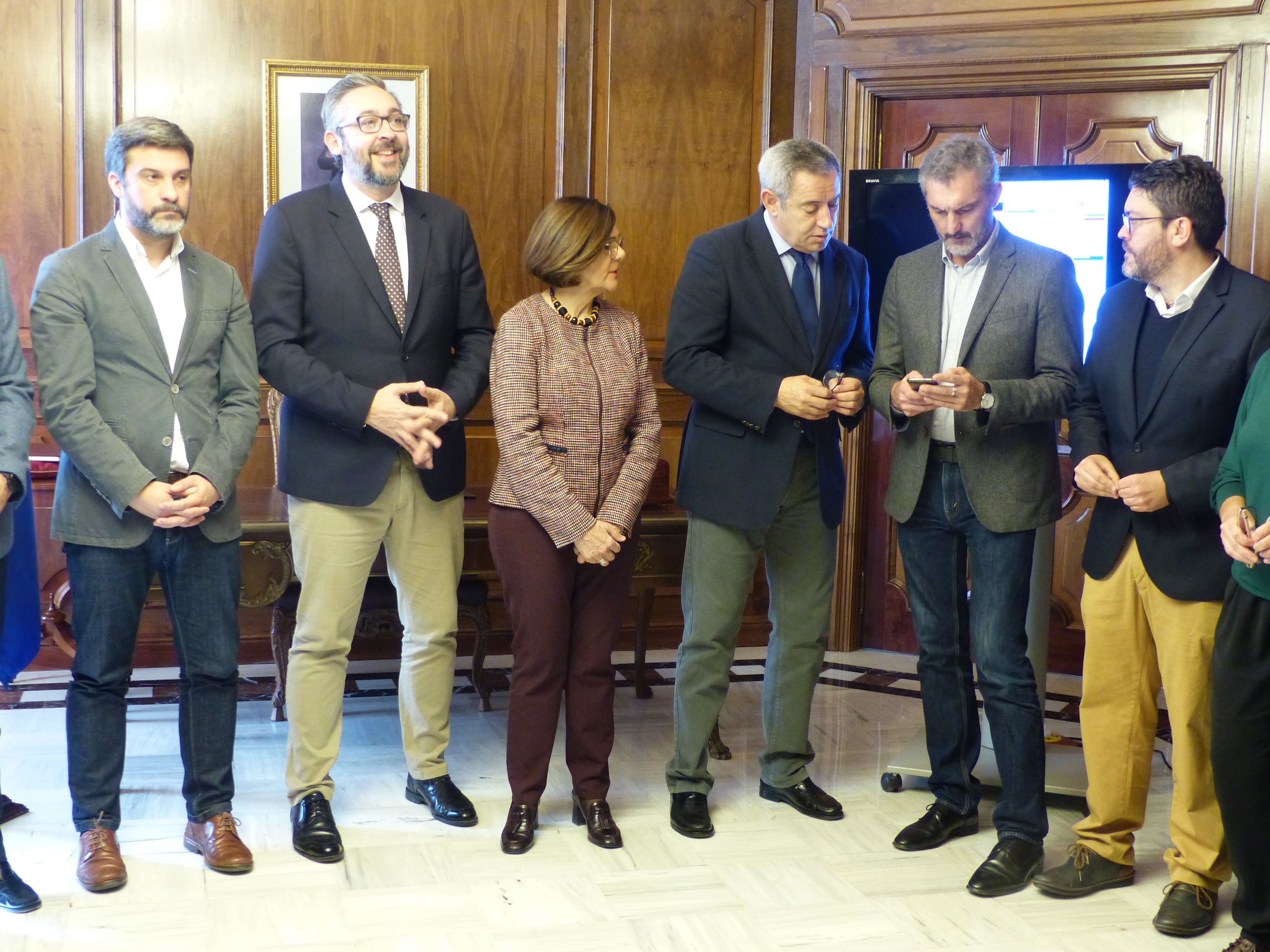 La presidenta de la Asamblea, Rosa Peñalver, Mesa, Portavoces y Comisión de Economía, reciben el proyecto de Ley de Presupuestos 2019 de manos del consejero de Hacienda