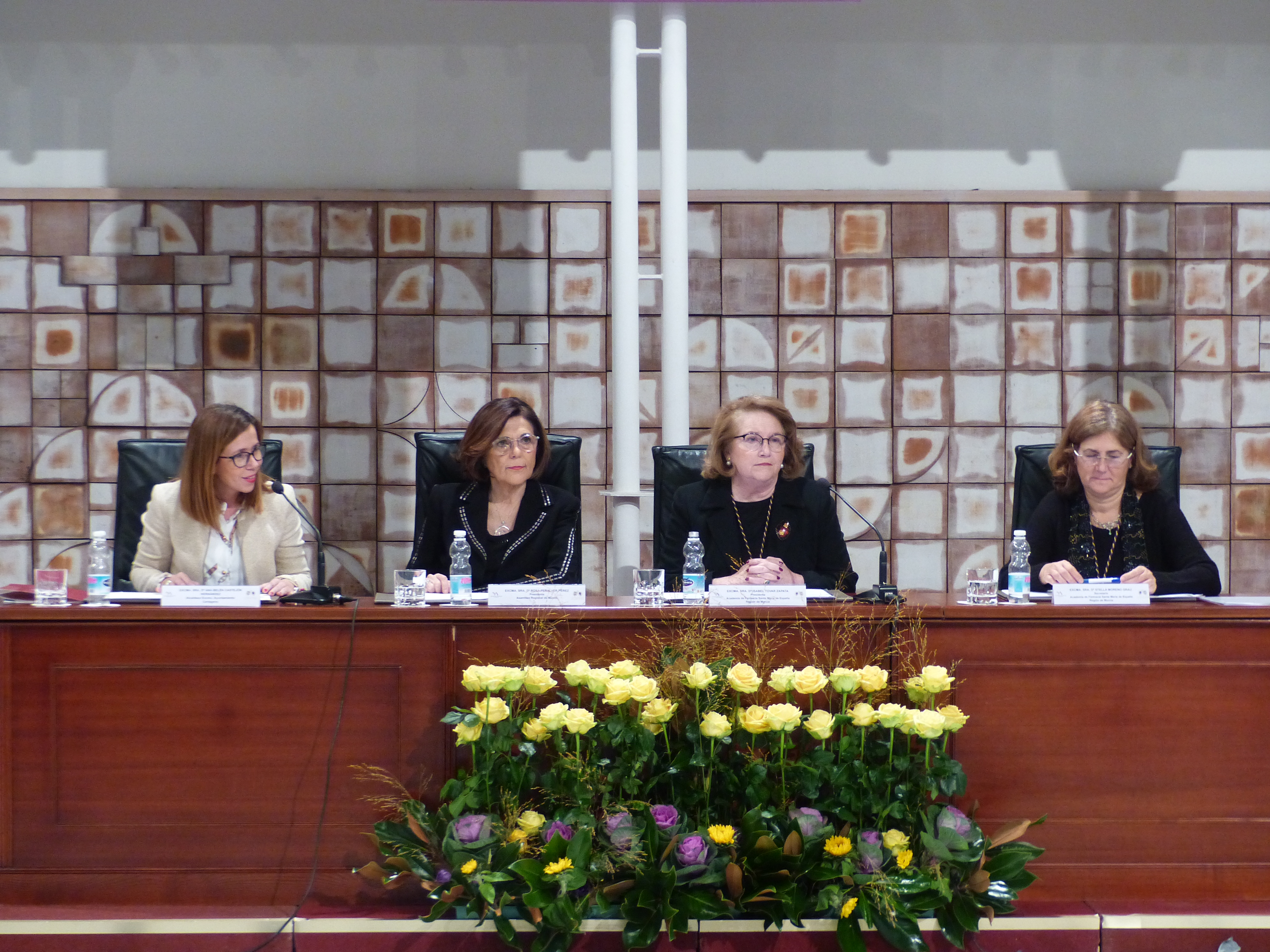 La Academia de Farmacia Santa María de España abre el curso en la Asamblea