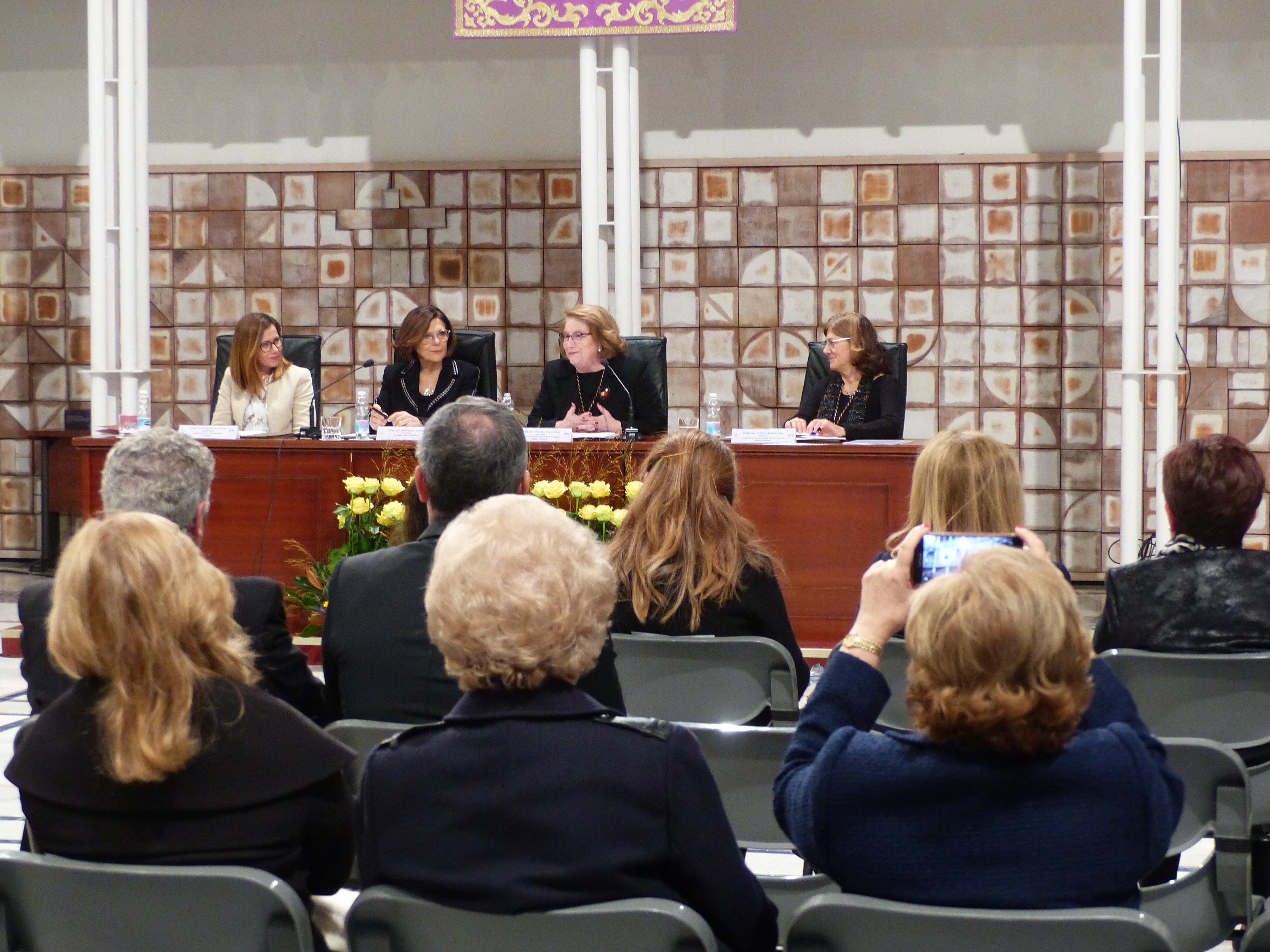 La Academia de Farmacia Santa María de España abre el curso en la Asamblea