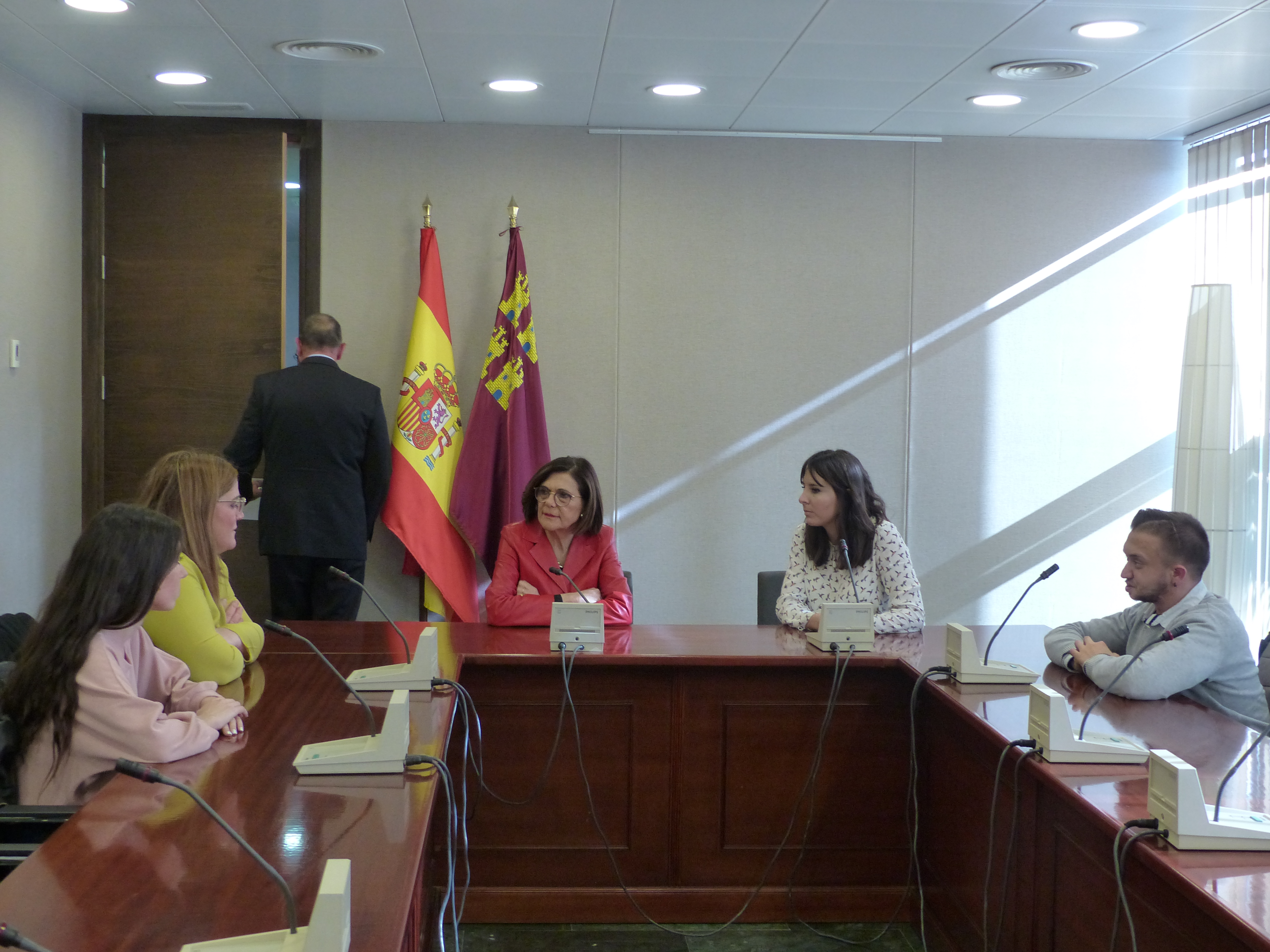 La presidenta de la Asamblea Regional, Rosa Peñalver, recibe a Auxilia Murcia
