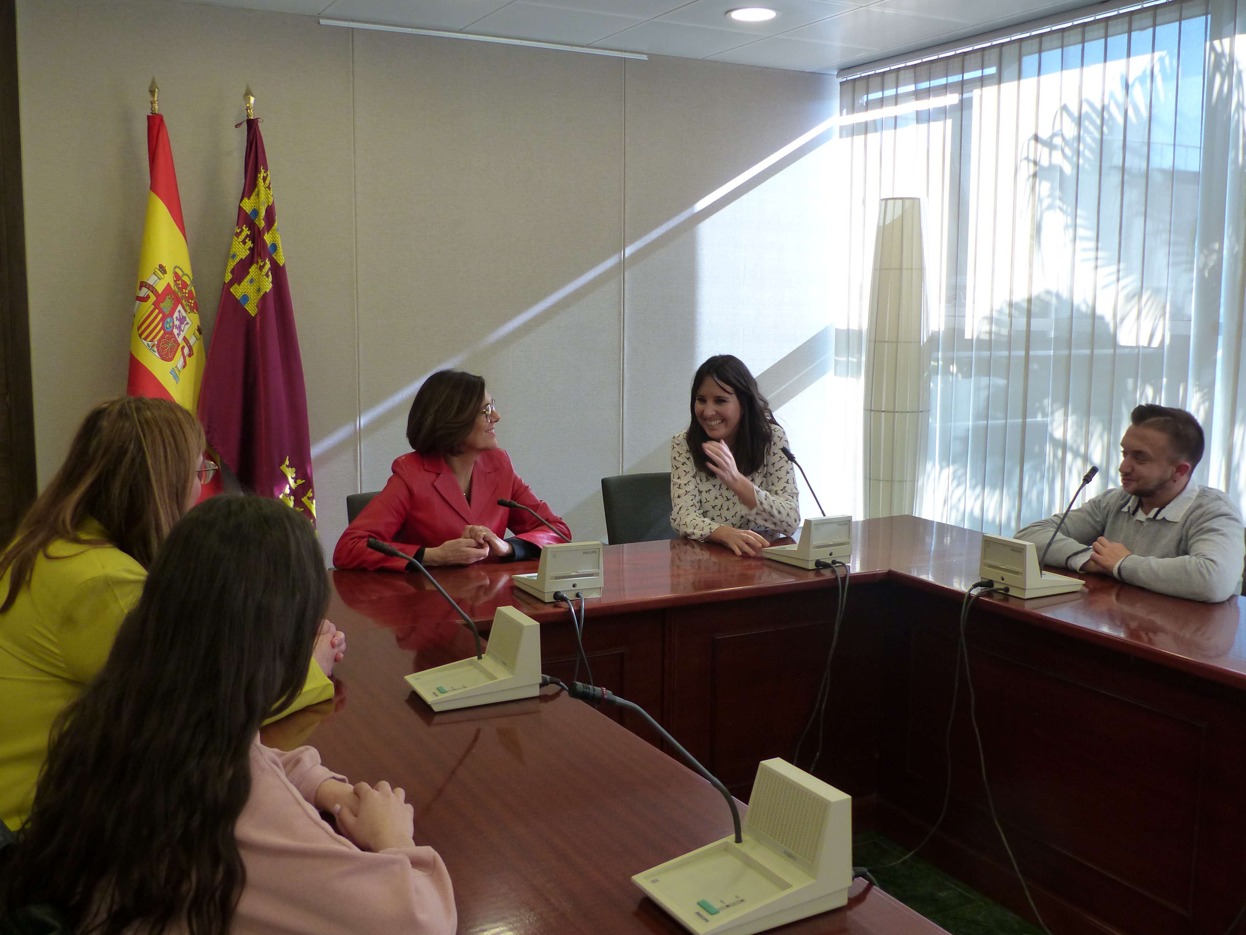 La presidenta de la Asamblea Regional, Rosa Peñalver, recibe a Auxilia Murcia