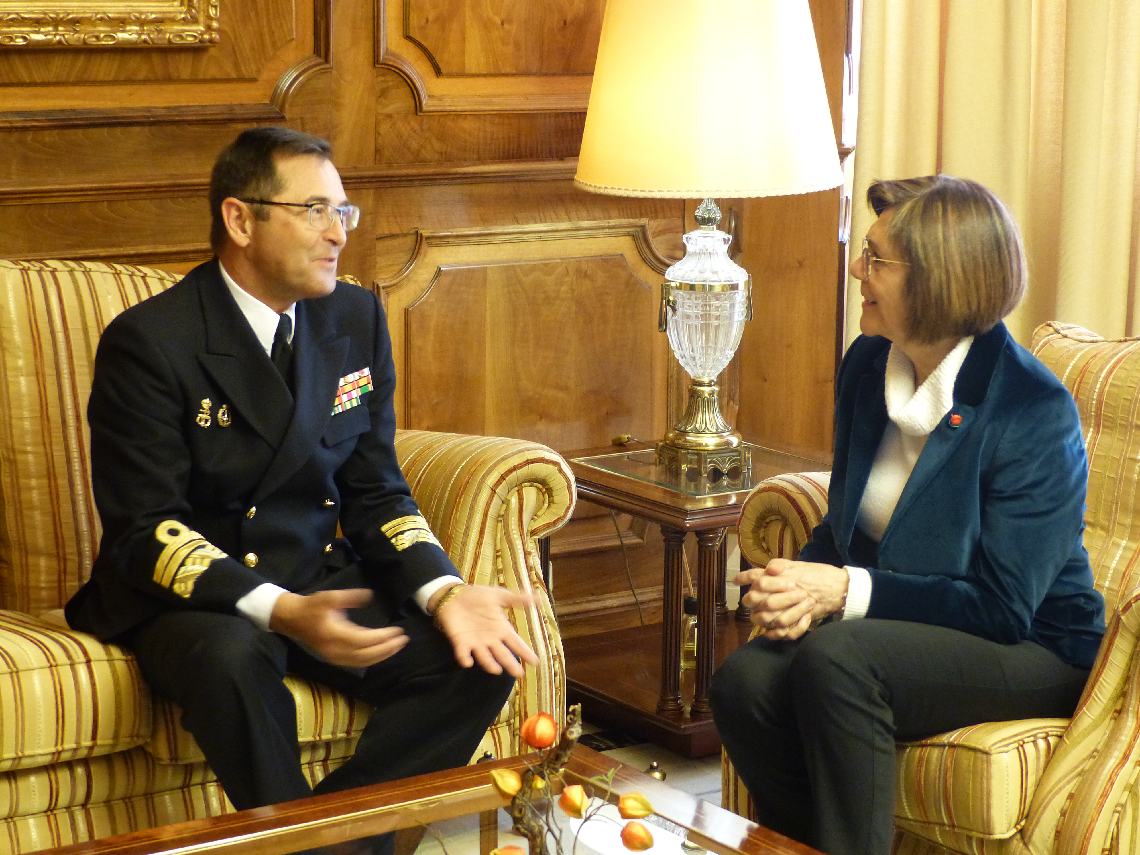 El Almirante de Acción Marítima (Almart), el vicealmirante Manuel de la Puente Mora Figueroa, se ha despedido hoy de la presidenta de la Asamblea, Rosa Peñalver