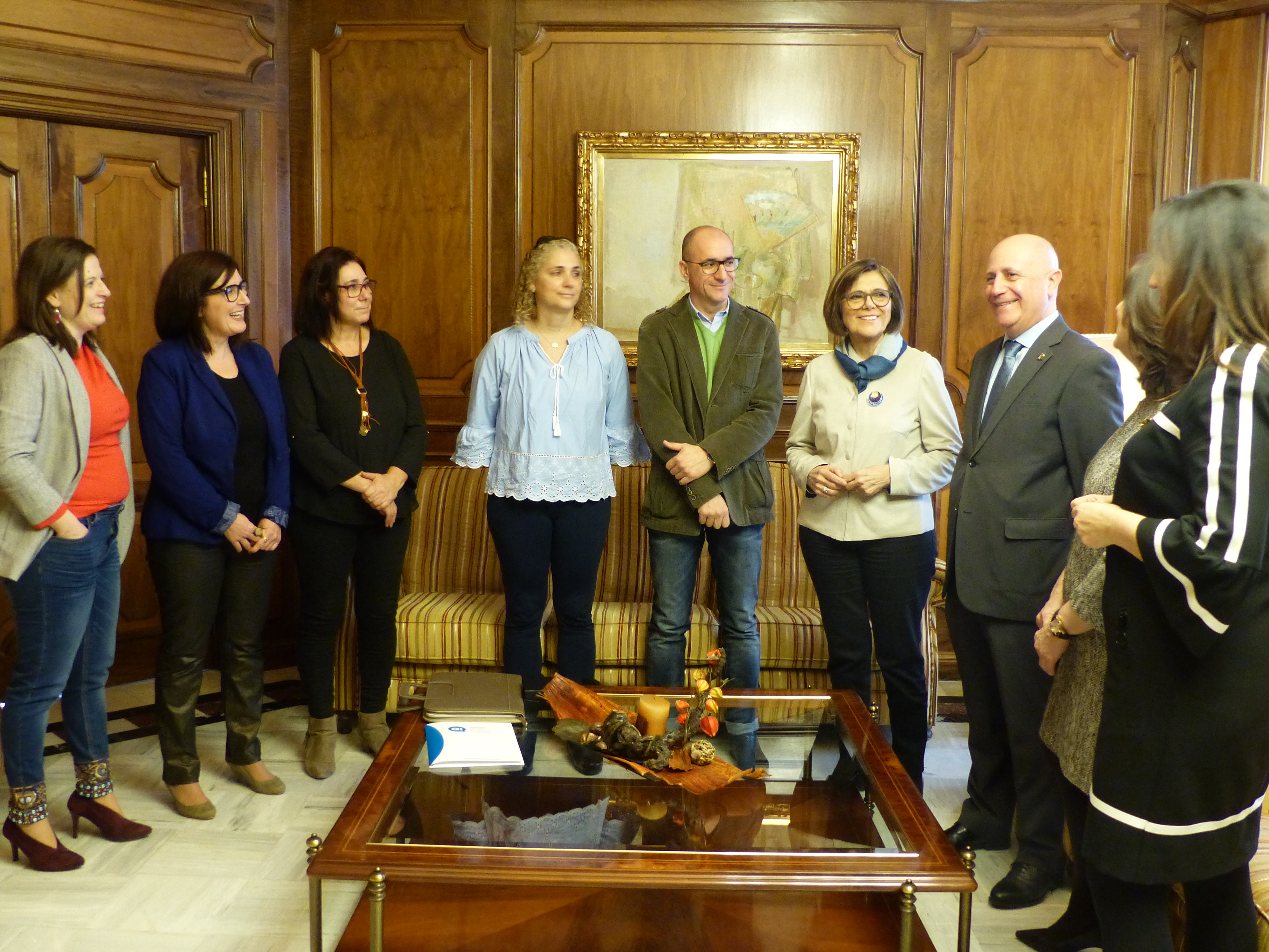 La presidenta de la Asamblea, Rosa Peñalver, con representantes de asociaciones de familias de personas sordas