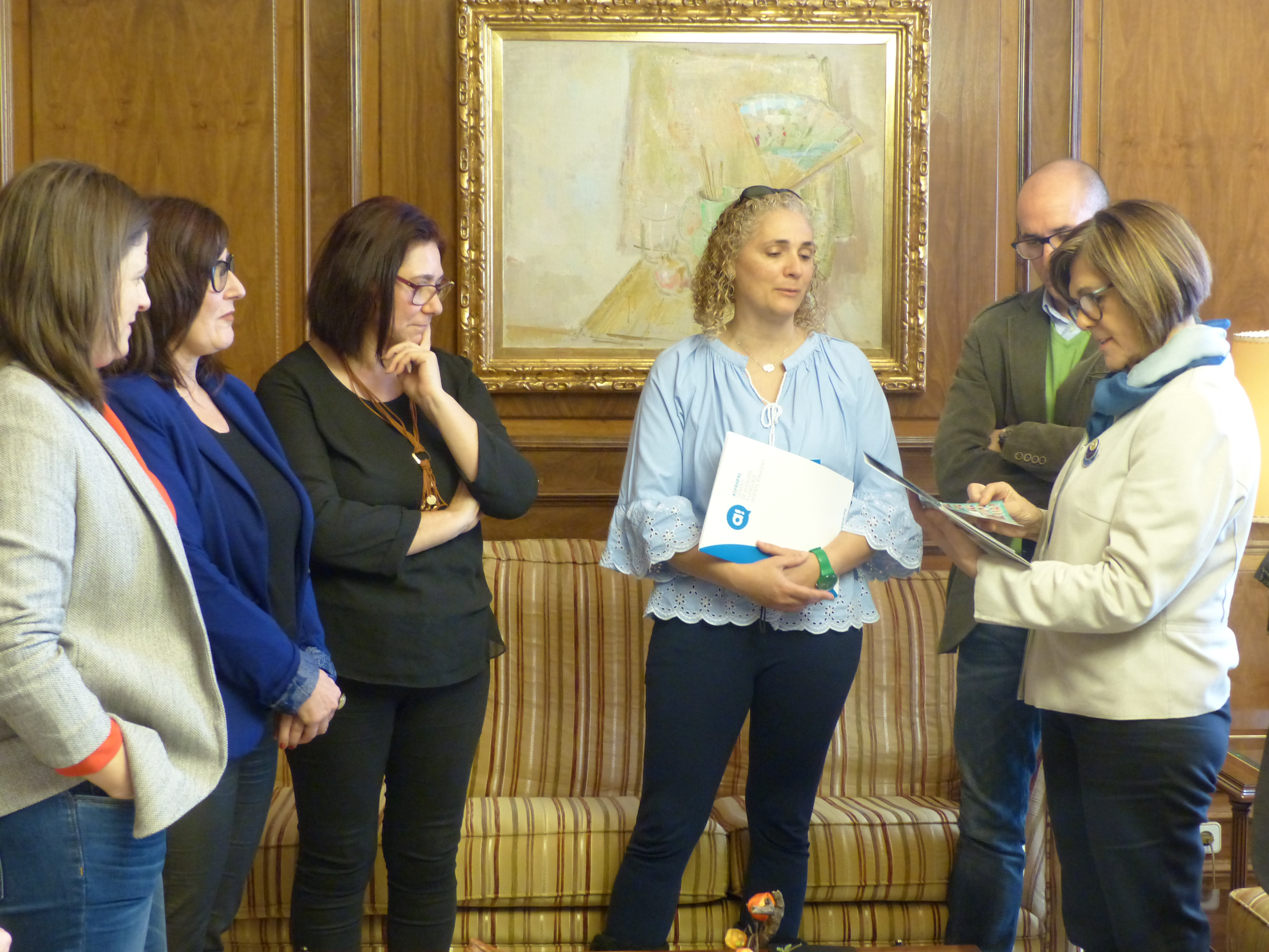 La presidenta de la Asamblea, Rosa Peñalver, con representantes de asociaciones de familias de personas sordas