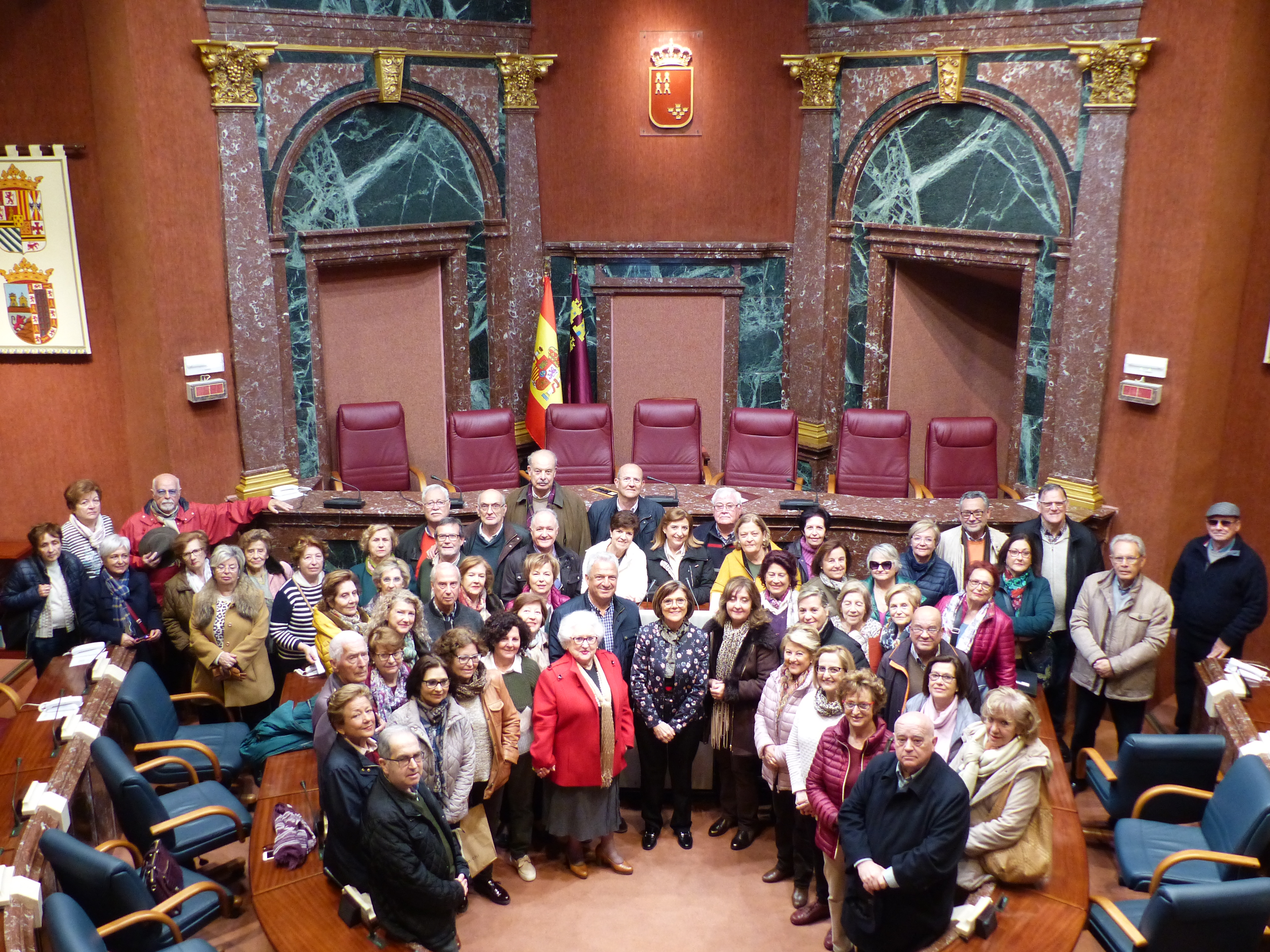 La presidenta de la Cámara, Rosa Peñalver, con integrantes de UMAY UPCT Cartagena
