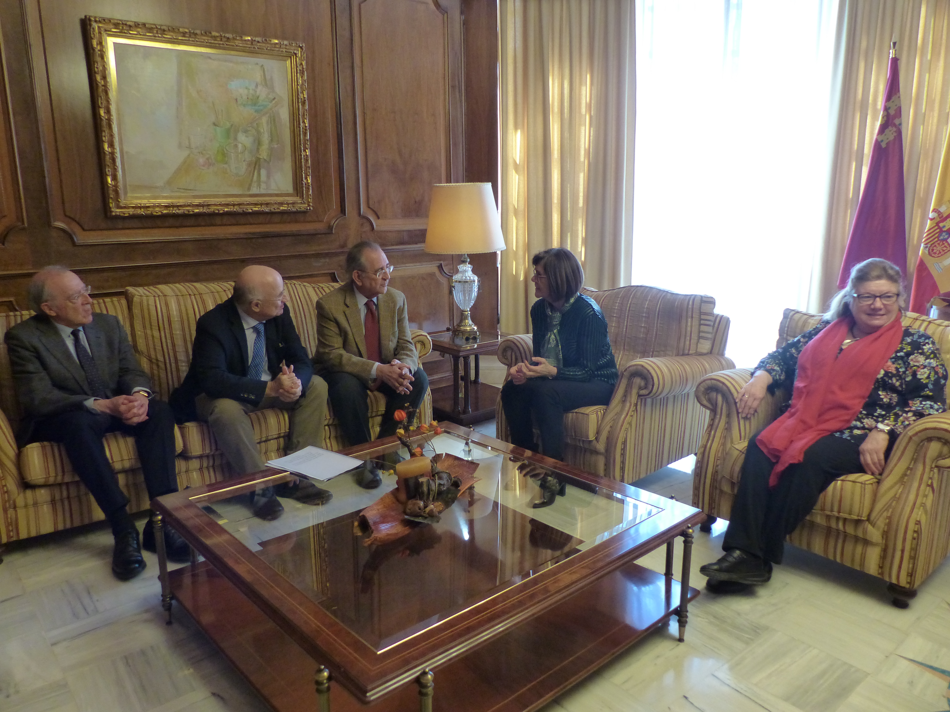 La presidenta de la Asamblea Regional, Rosa Peñalver, ha recibido esta mañana a la junta directiva del Patronato Fundación Centro de Estudios Históricos e Investigaciones Locales de la Región de Murcia
