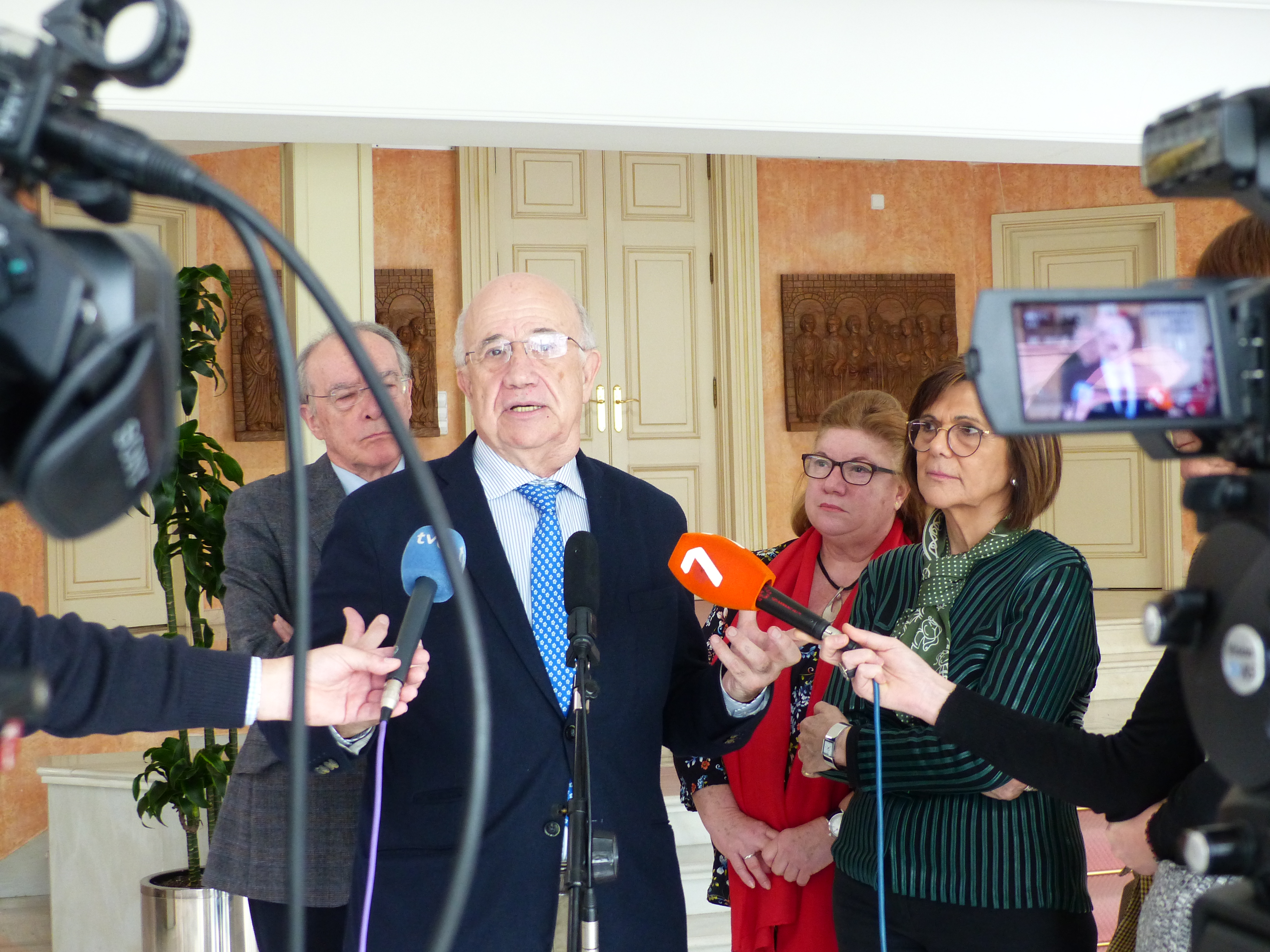 La presidenta de la Asamblea Regional, Rosa Peñalver, ha recibido esta mañana a la junta directiva del Patronato Fundación Centro de Estudios Históricos e Investigaciones Locales de la Región de Murcia