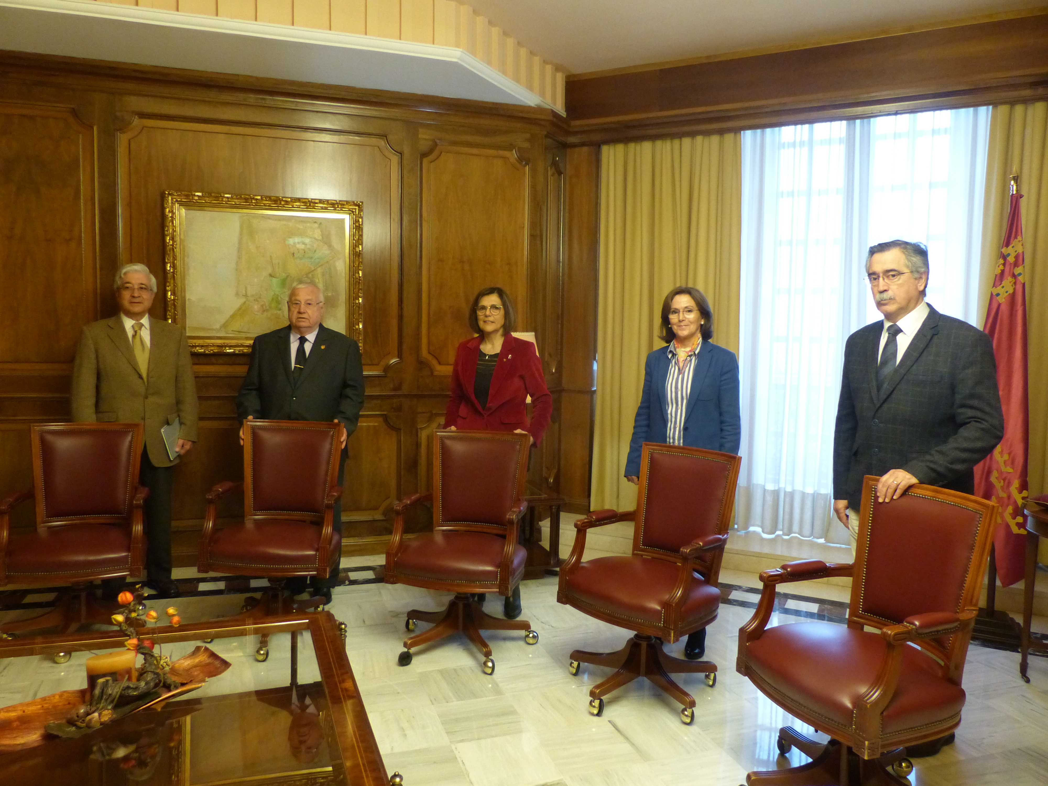 La presidenta de la Asamblea Regional, Rosa Peñalver, ha entregado al Hermano Mayor del Santo y Real Hospital de Caridad de Cartagena, José Vera