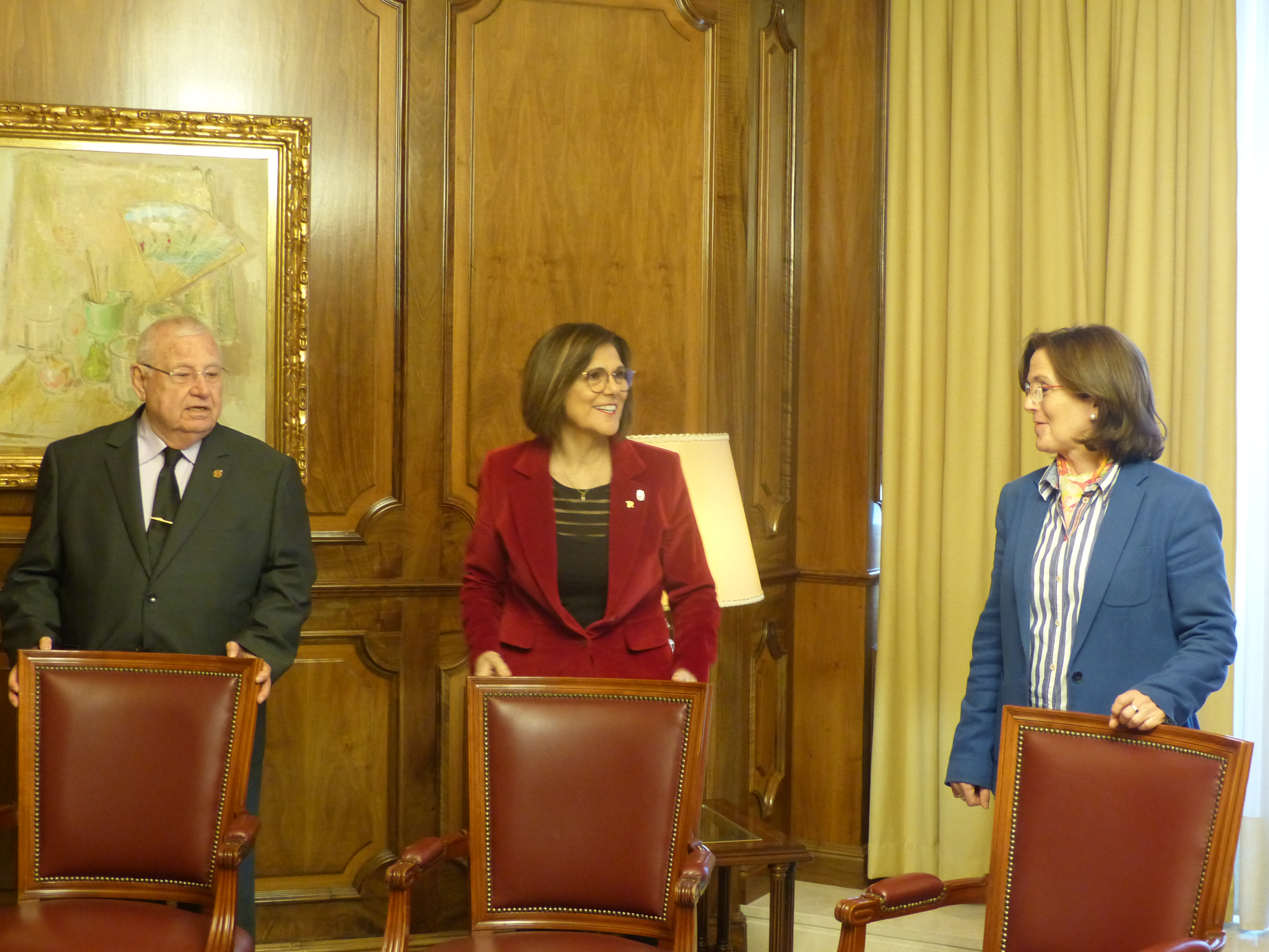 La presidenta de la Asamblea Regional, Rosa Peñalver, ha entregado al Hermano Mayor del Santo y Real Hospital de Caridad de Cartagena, José Vera